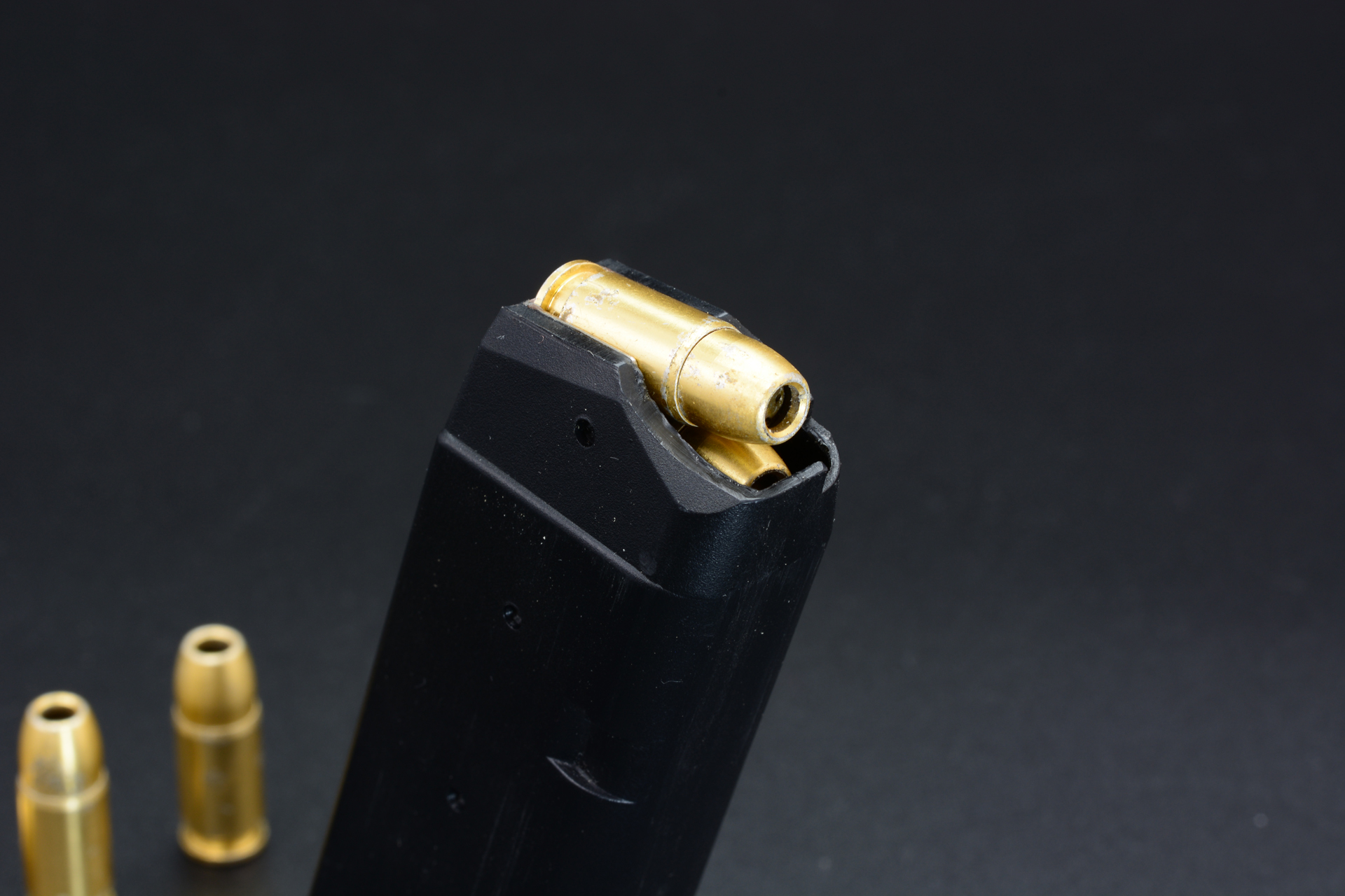 1発1発マガジンに弾を込められるのはモデルガンならでは