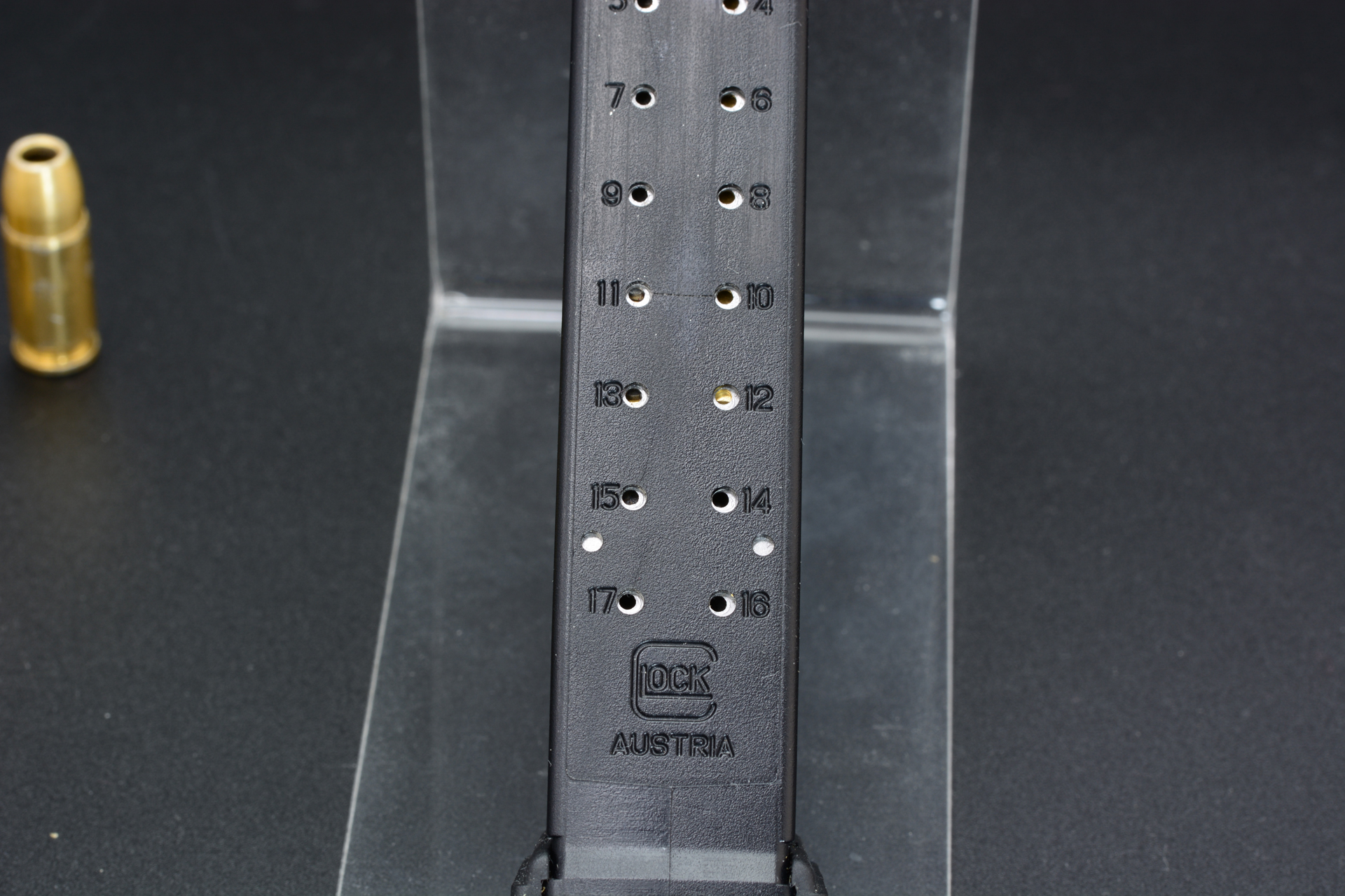 マガジンの背中の穴から薬莢が確認でき、何発弾が入っているかわかる