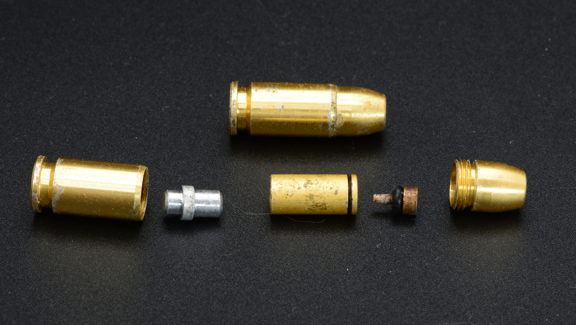 中央のインナー部分に5mmキャップ火薬をセットする