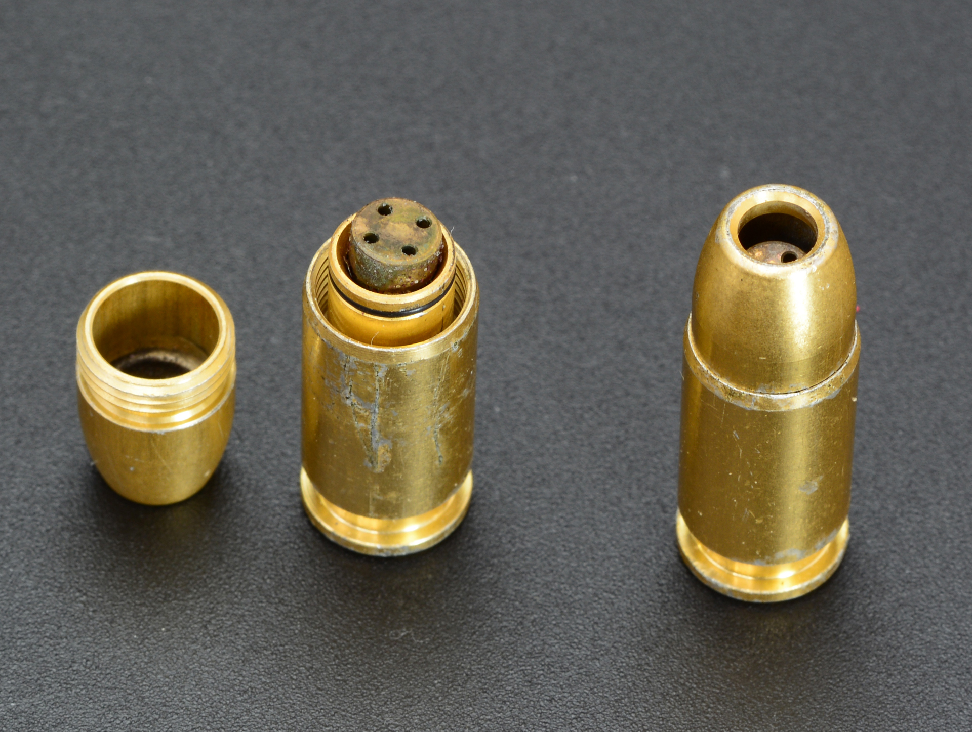 インナーを塞ぐ「快音トップ」には4つの小さな穴が開いており、この小さな穴が火薬の音を大きく響かせる働きをする