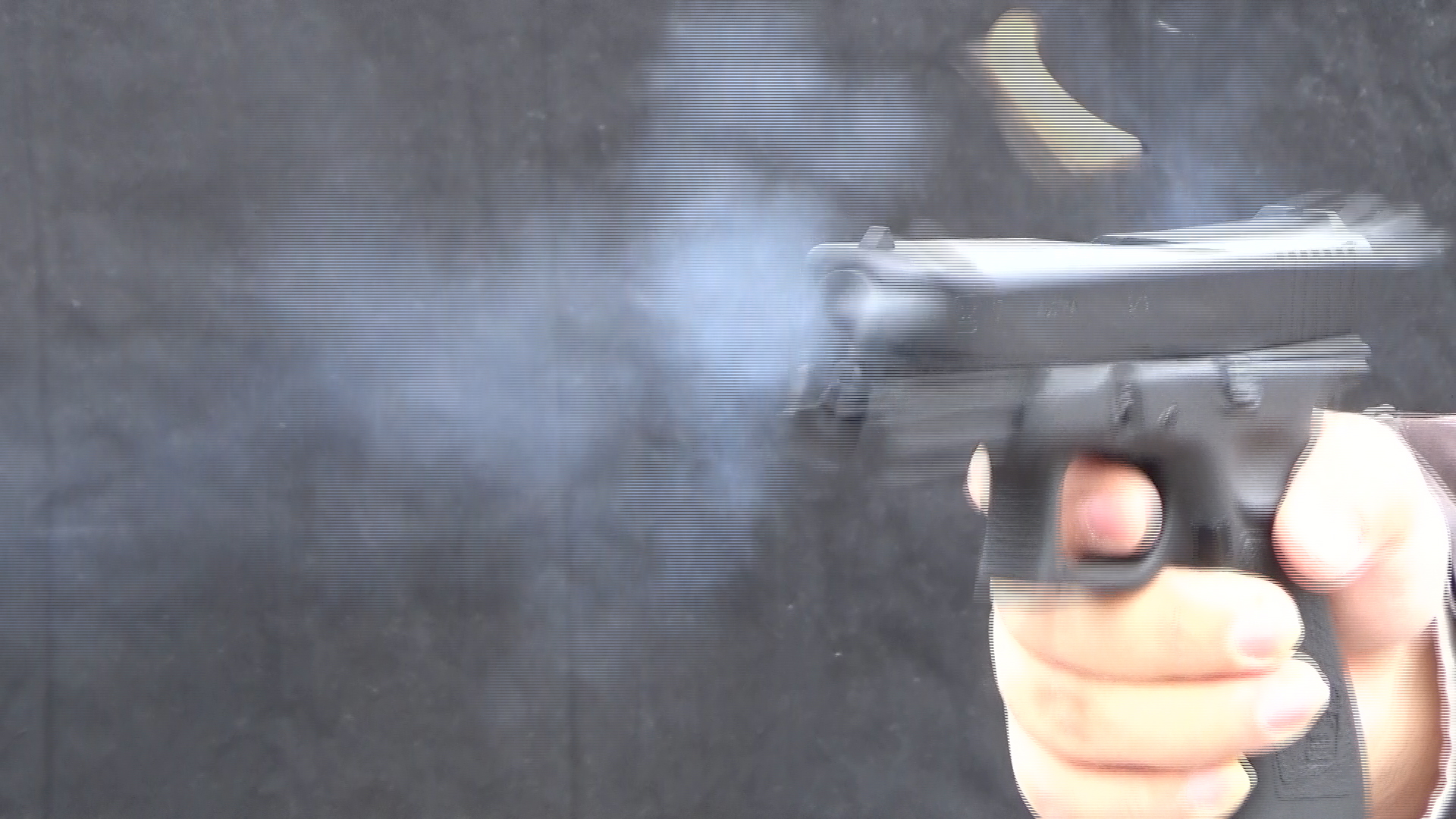 動画から切り出してみたがカメラでとらえきれないほどの勢いでカートリッジが排出される