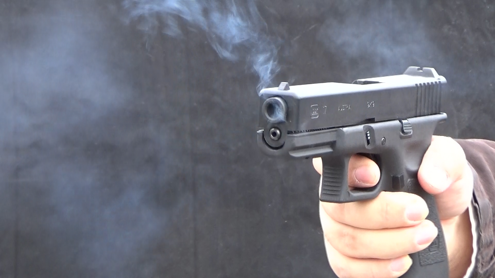 発火したあと、銃口から立ち上る煙もたまらないものがある