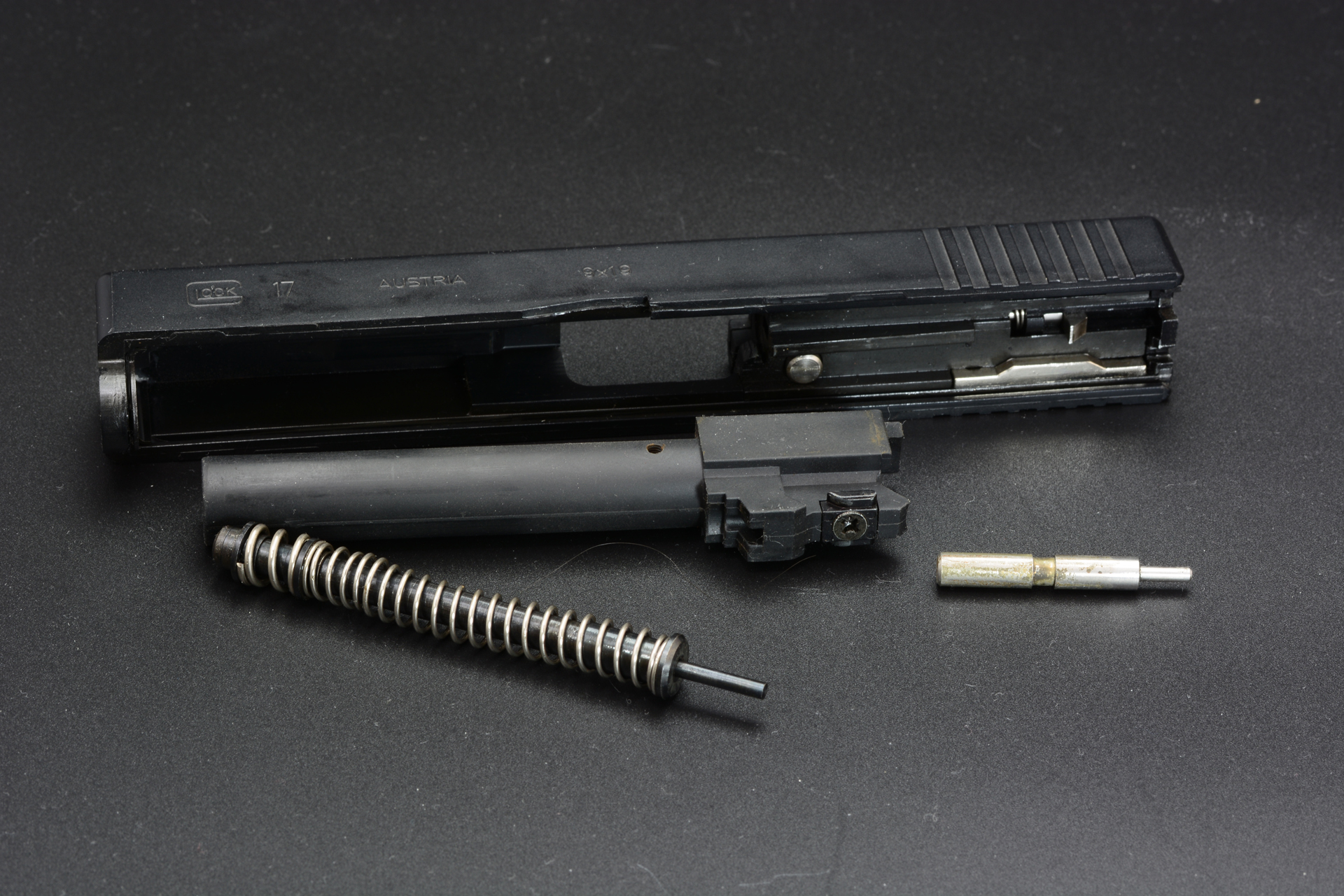 バレルを外し、六角レンチでロックを解除し、フロント・ファイアリング・ピン(銀色の部品)を取り外す。バレルの内部は水を流して洗浄、ピンも細かく汚れを取る