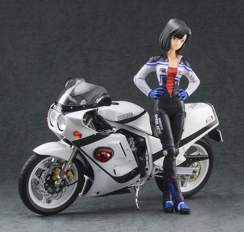 逮捕しちゃうぞ」の女性警官、辻本夏実がライダースーツ姿でレジン
