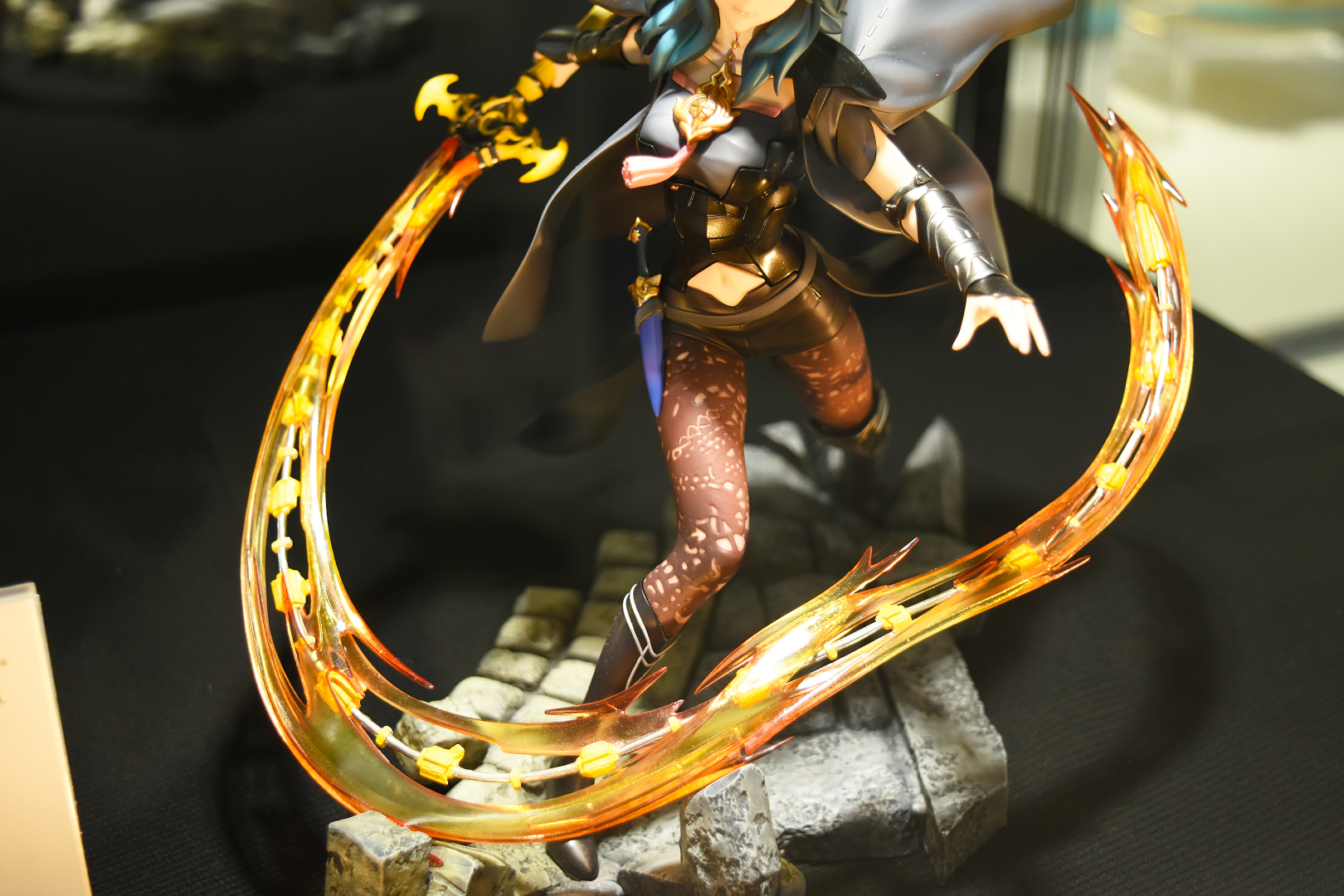 ムチのようにしなう天帝の剣。地を砕く表現も強さを見事に演出