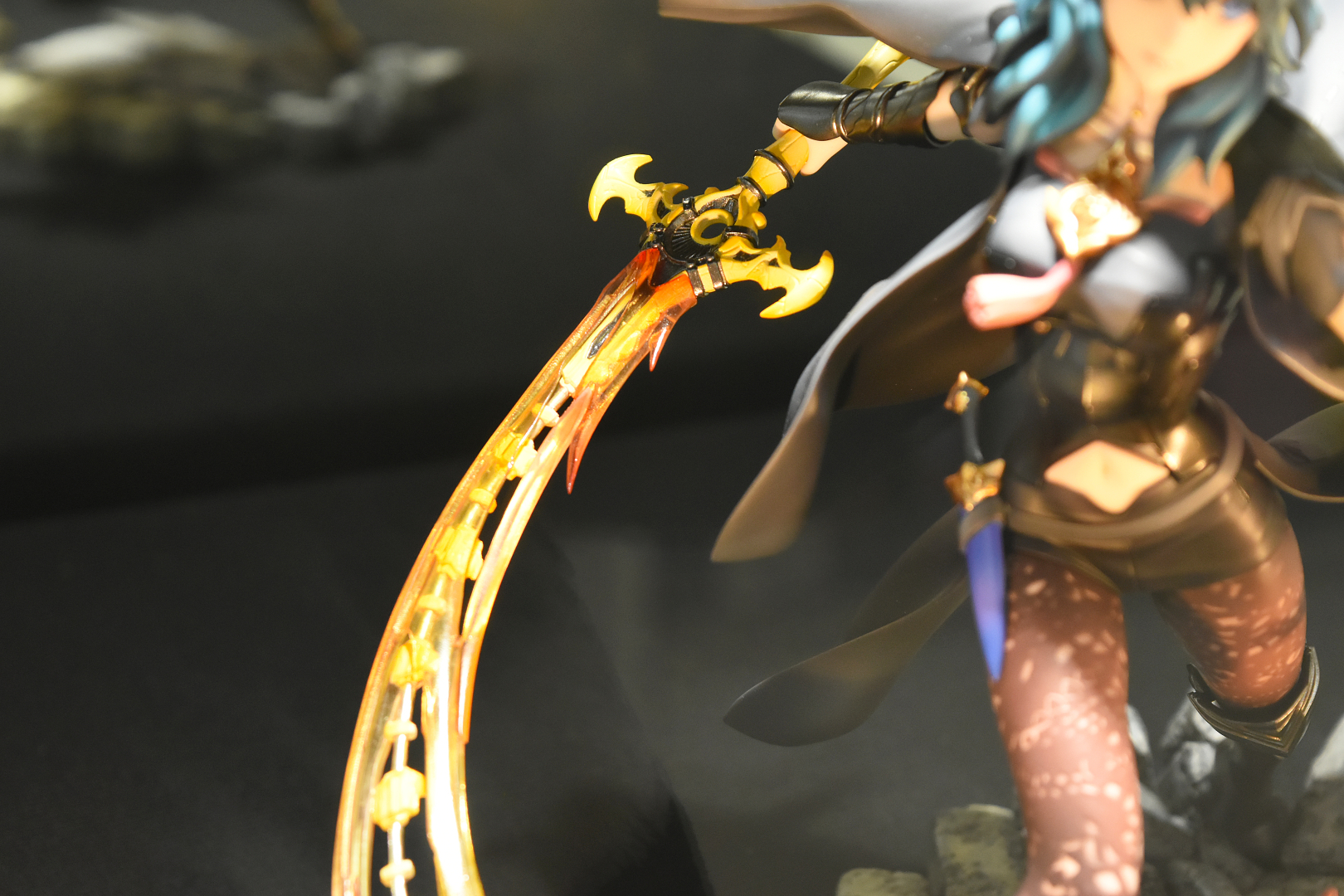 ムチのようにしなう天帝の剣。地を砕く表現も強さを見事に演出