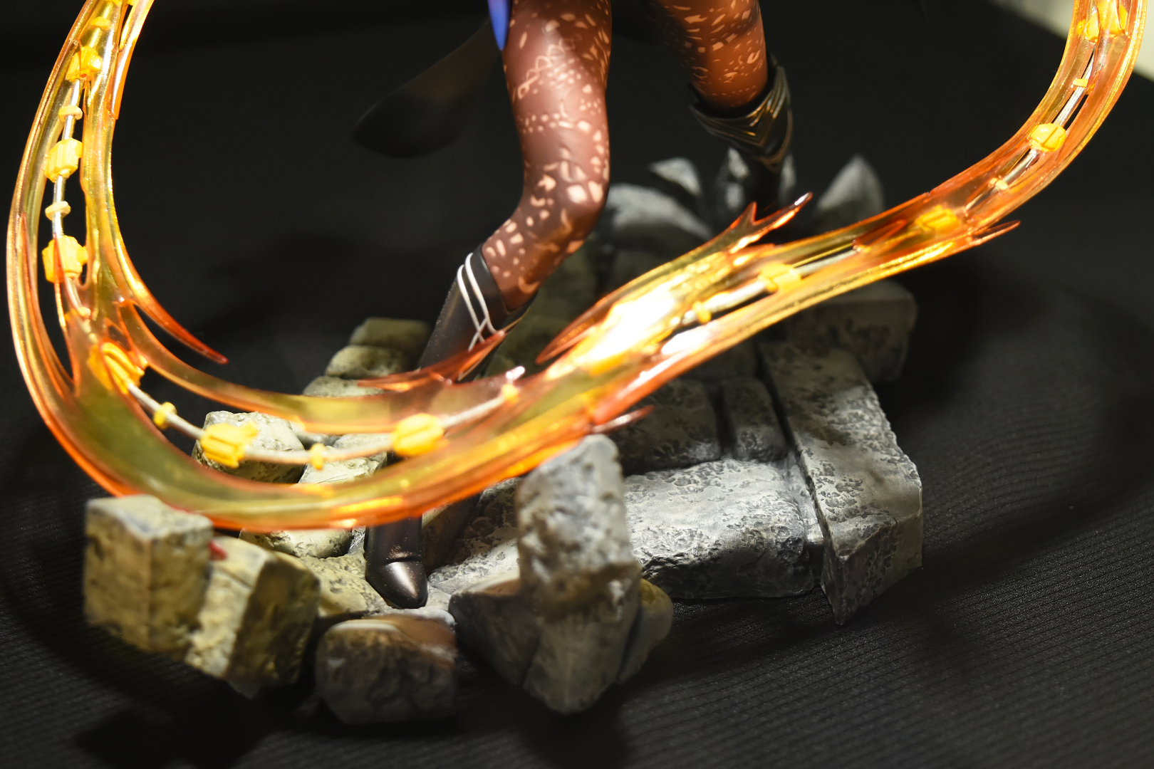 ムチのようにしなう天帝の剣。地を砕く表現も強さを見事に演出