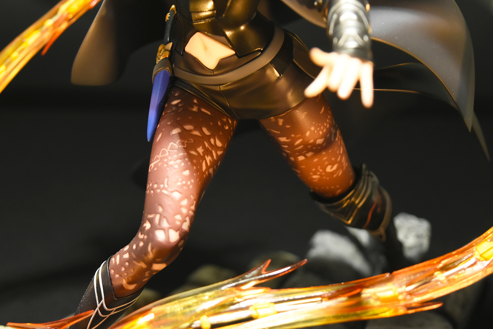 タイツには特殊なデザインが。隙間から見える肌もグッド