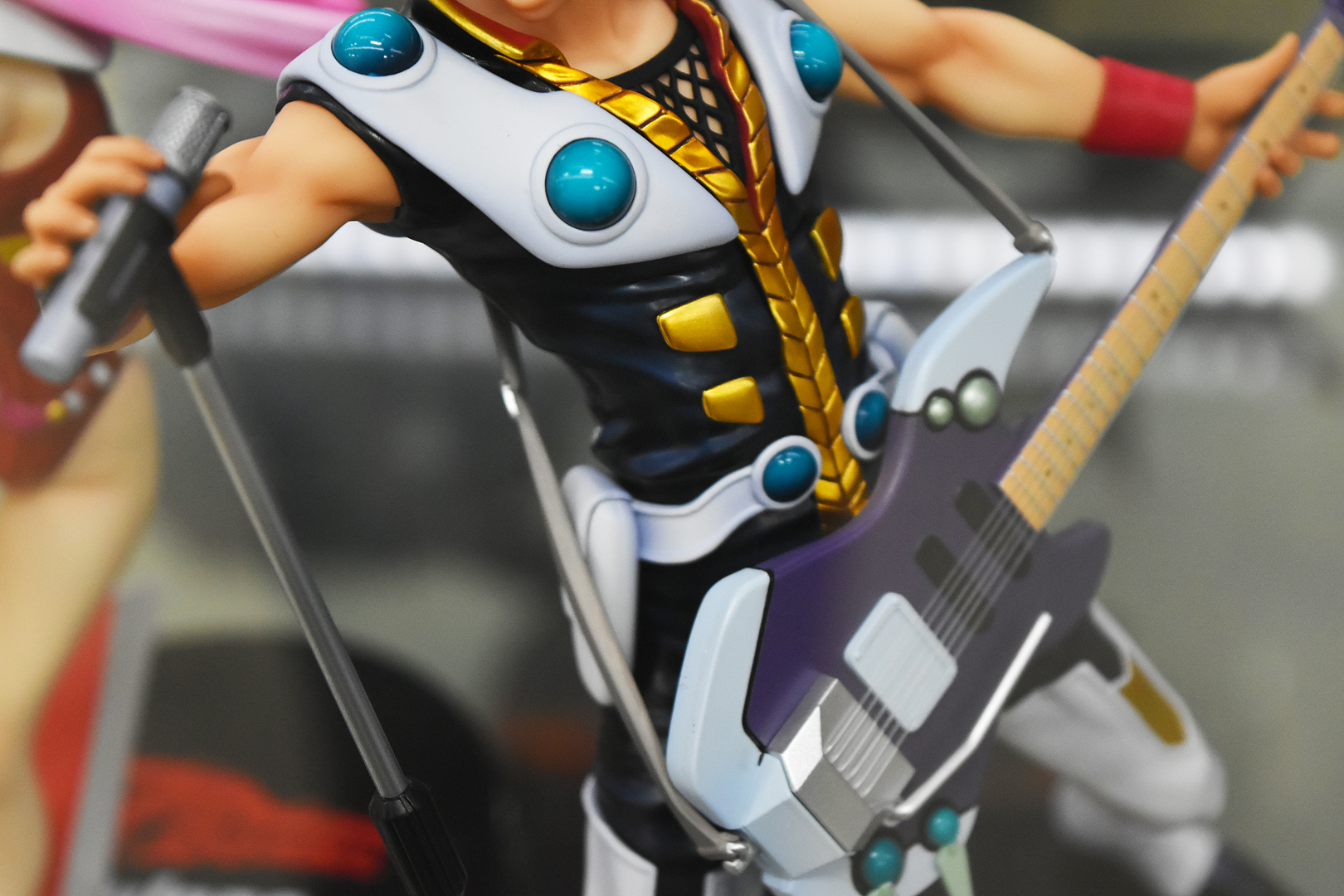 近未来感のある奇抜なライブ衣装。筋肉質な肉体も美しい