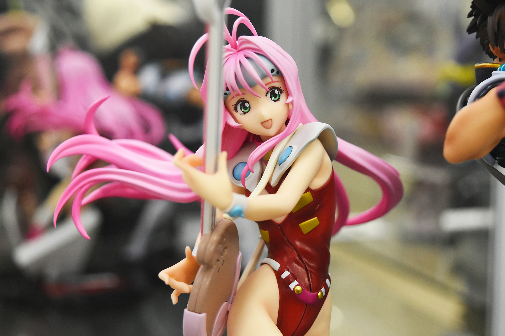 マックスとミリアの娘、ミレーヌ。両親とはあまり似ておらず、ピンクの髪が特徴的