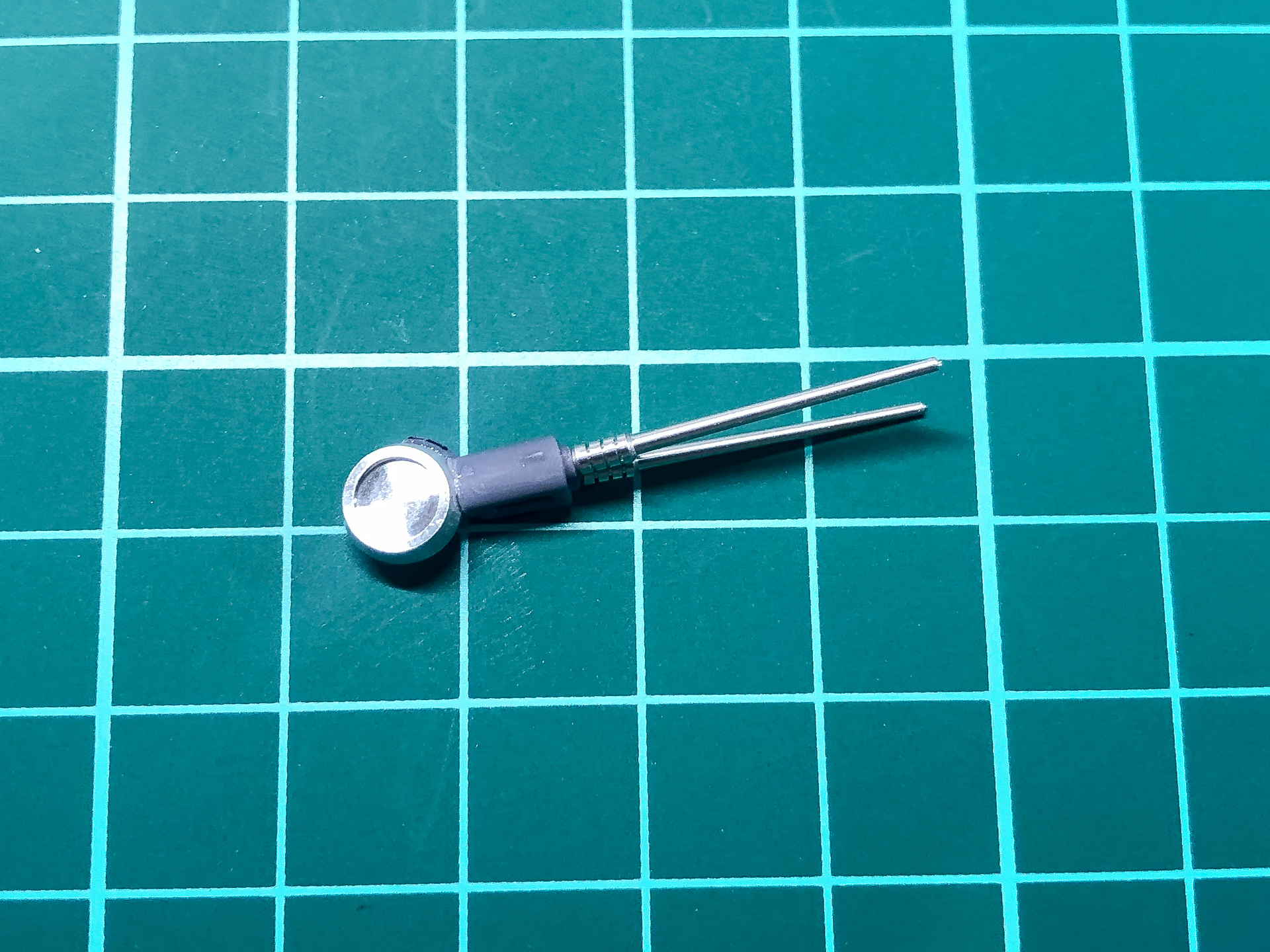 メタルパーツを取り付けたアンテナパーツとスコープパーツ。金属パーツを使用することでよりシャープな仕上がりとなります。