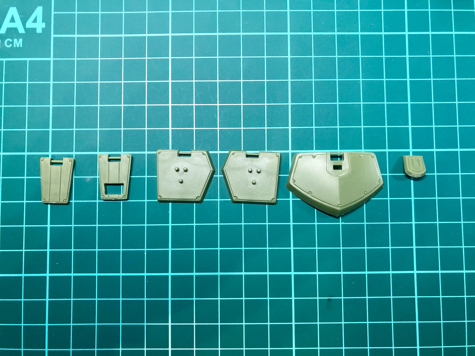 エッチングパーツ取り付け前のスカートパーツ。表面にエッチングパーツを貼っていきます。