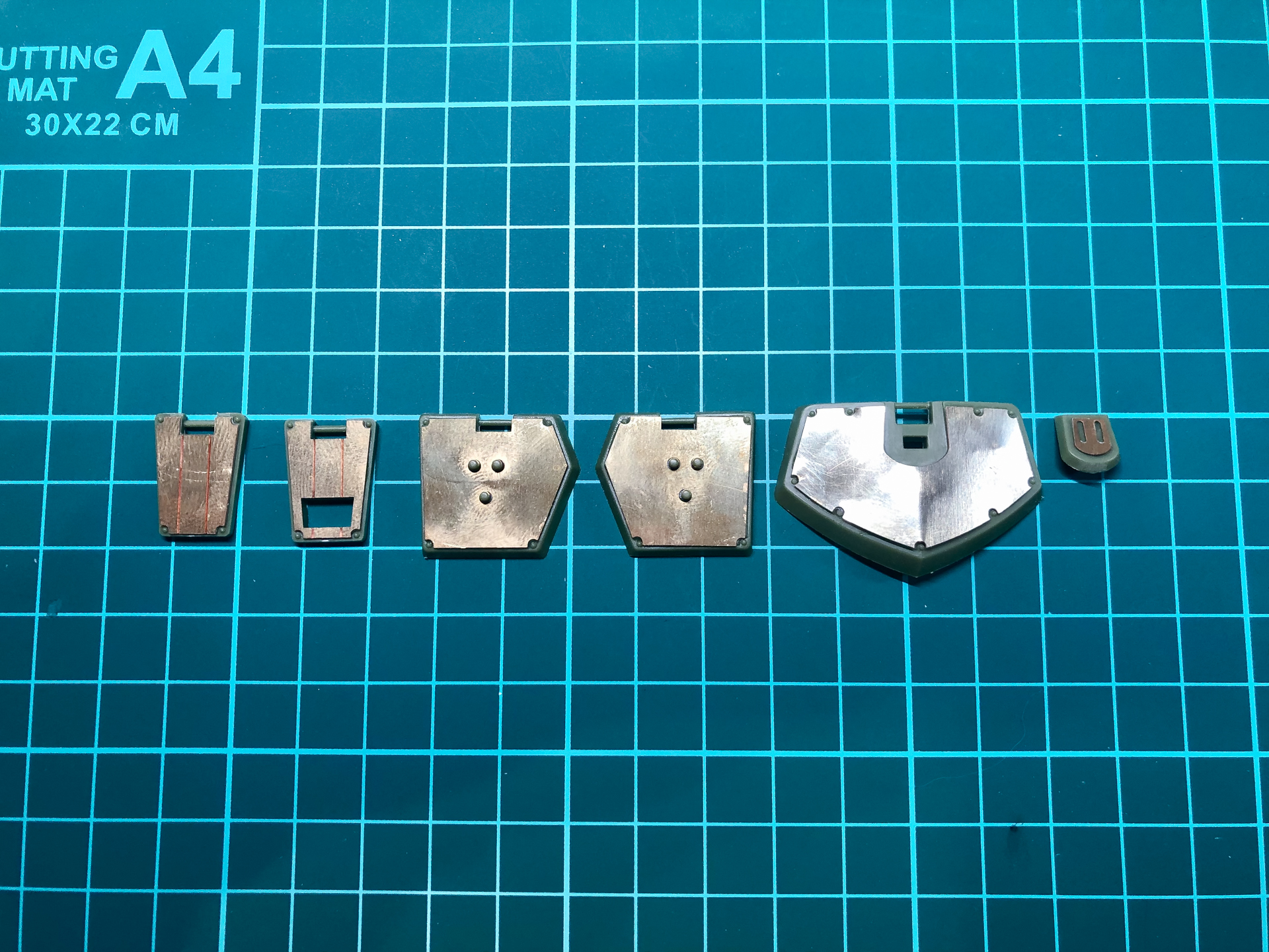 エッチングパーツを貼りつけたスカートパーツ。エッジがよりシャープにかっこよくなりました。