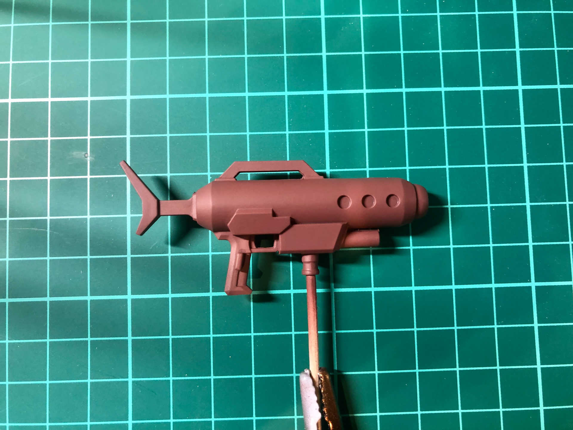 下地塗装を行なったガトリングガン。今回の塗装ではすべてこの下地色を塗装していきます。