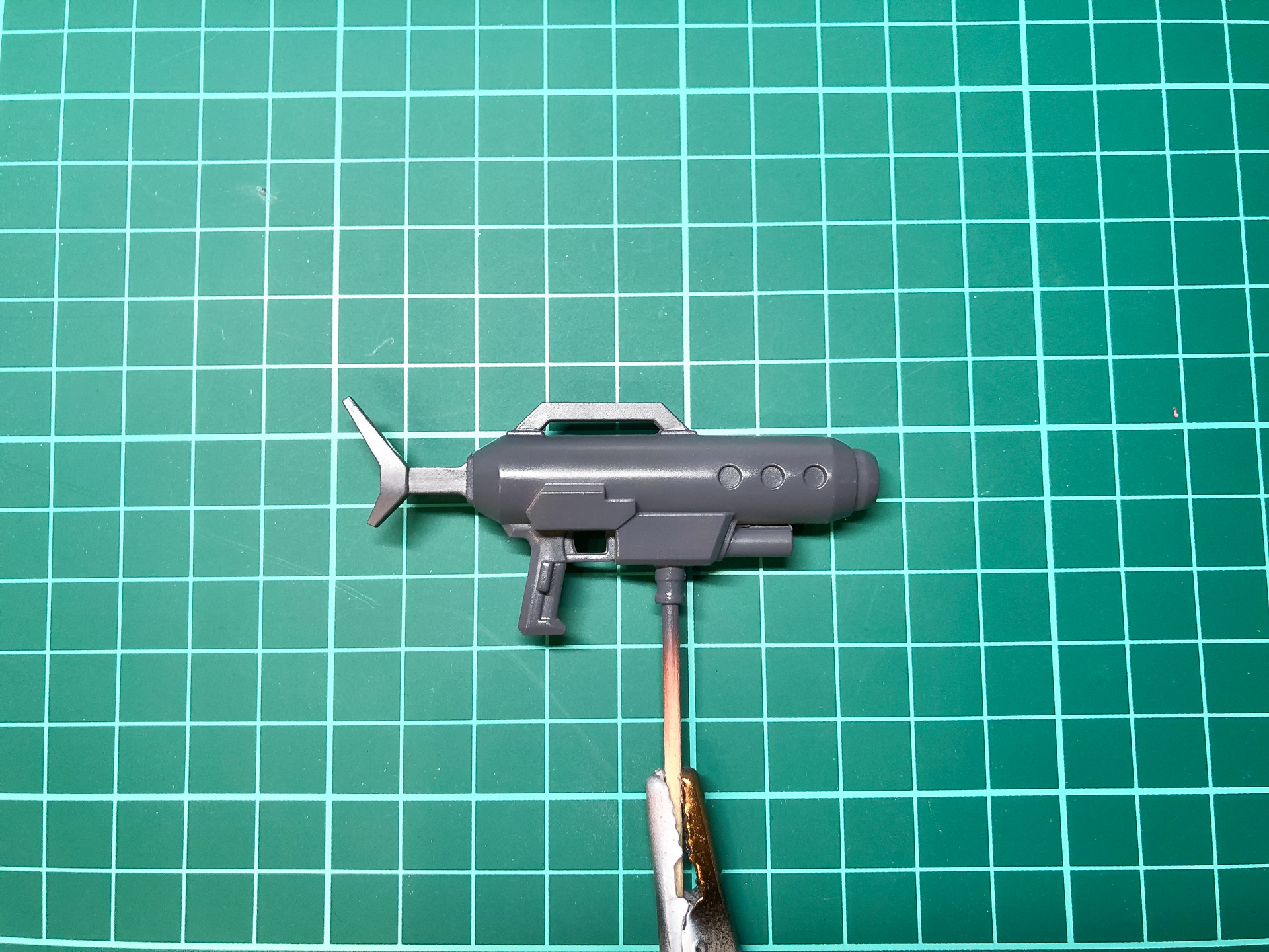 仕上げ色を塗装したガトリングガン。塗料の名前の通り紫がかったグレーとなっています。