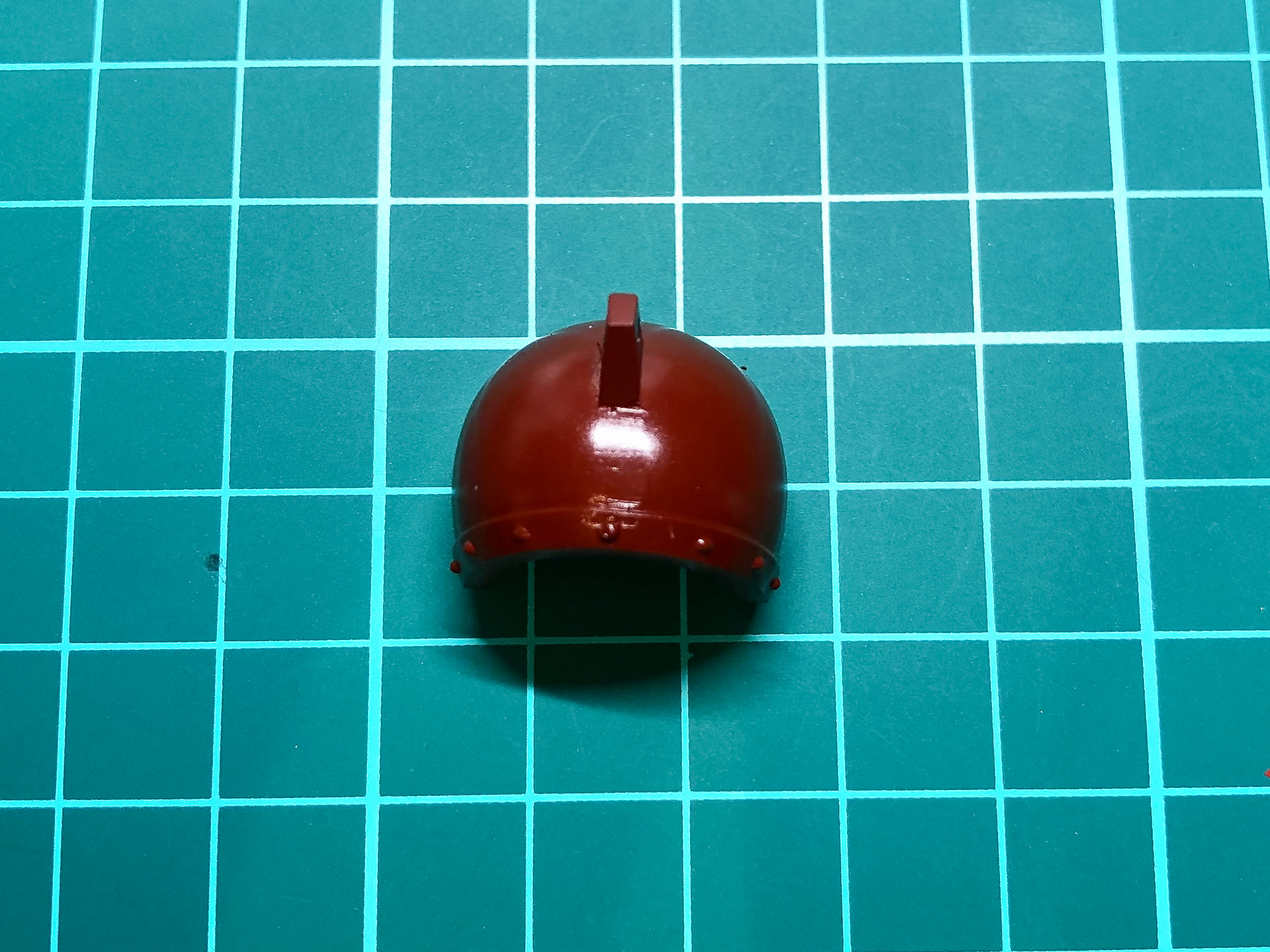 塗装を行なった肩パーツ。整形色よりも重い色調になっています。