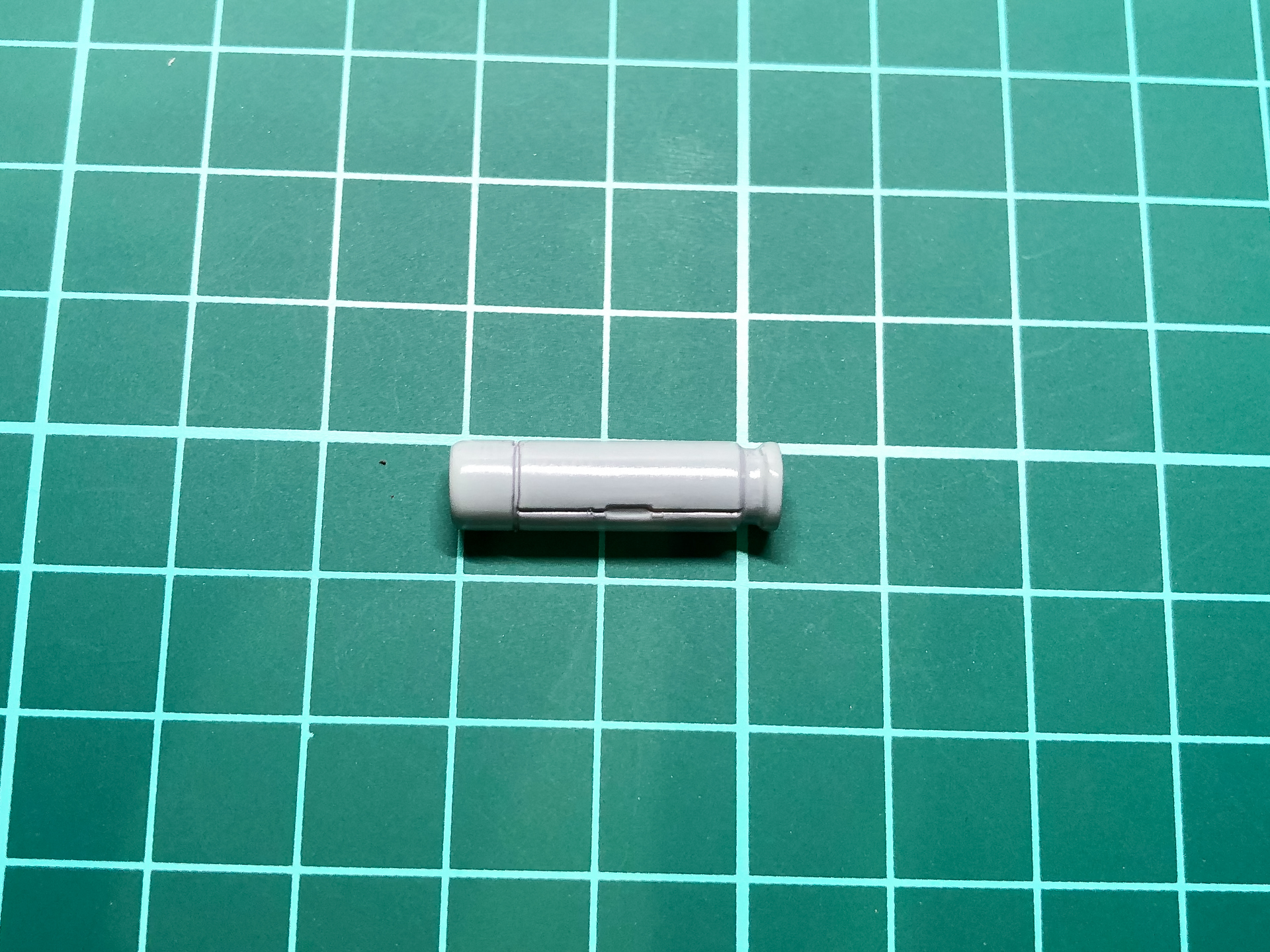 塗装を行なったセンサーパーツ。少し青みのあるグレーに仕上がります。