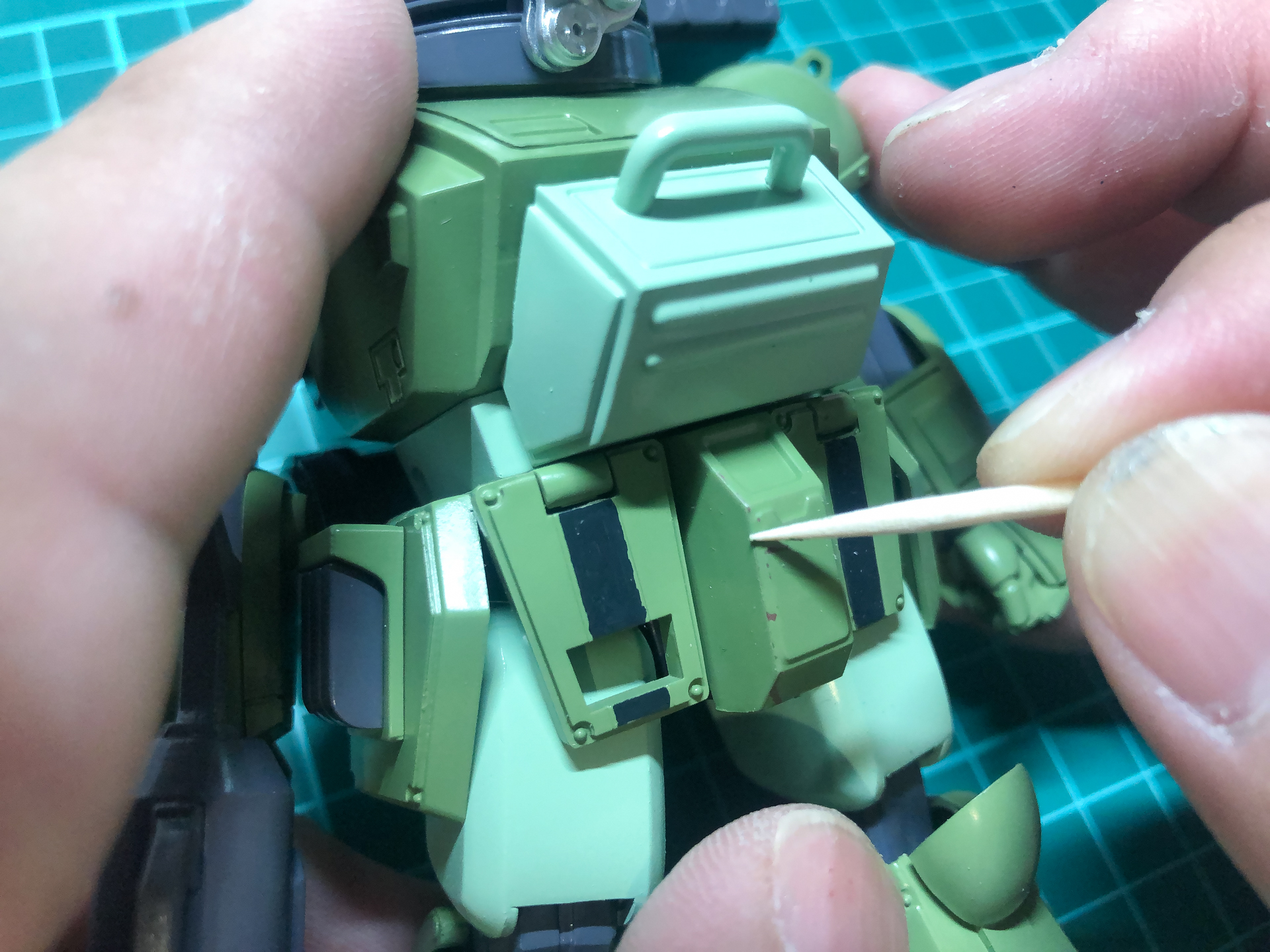 爪楊枝で塗膜をはがしていきます。塗膜をはがす際はあまり臆病にならず思い切ってはがしてしまうのも大事です。