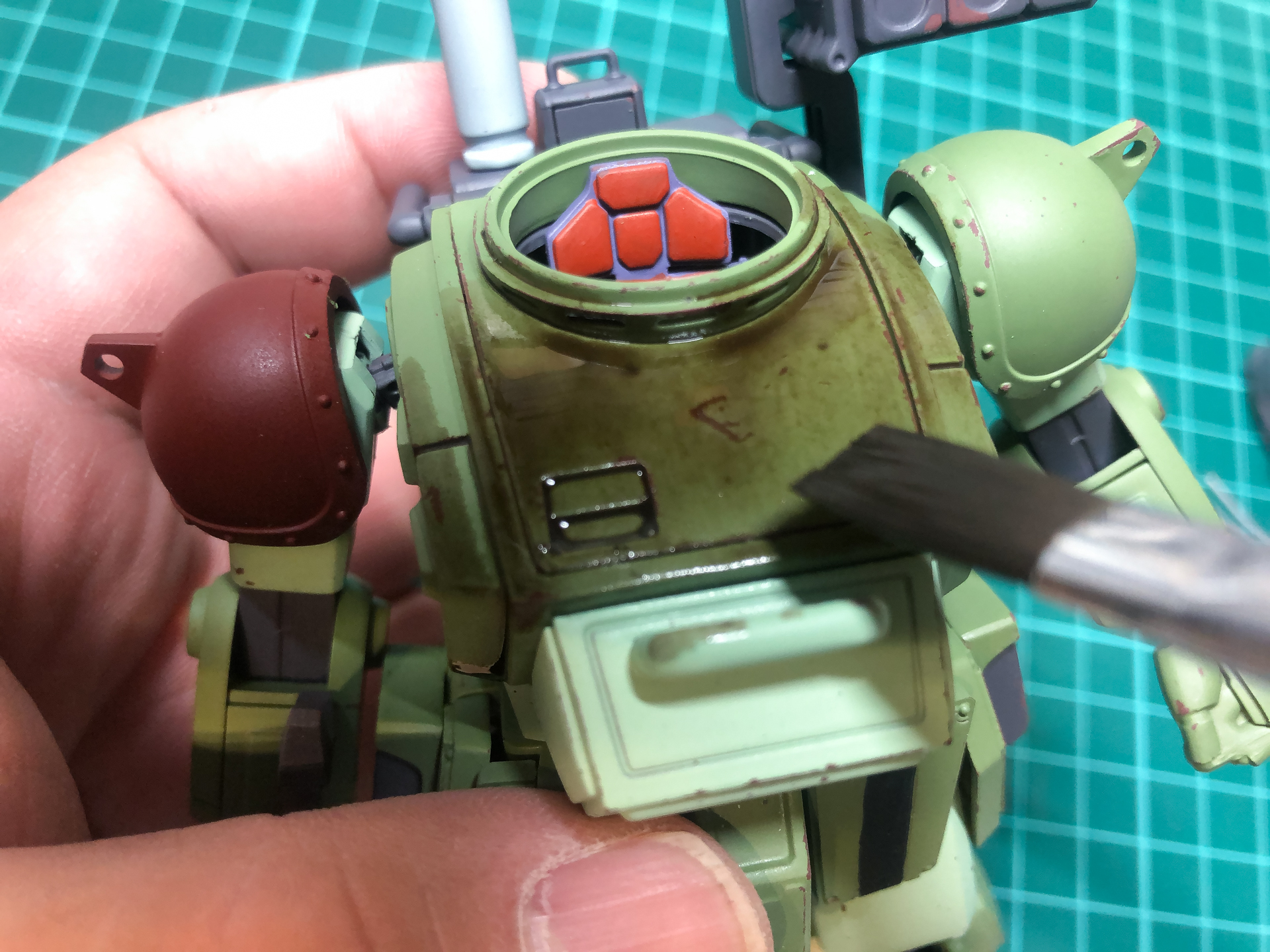 今回のウォッシングは汚れをより強く表現するため、濃い目の塗料を塗ります。