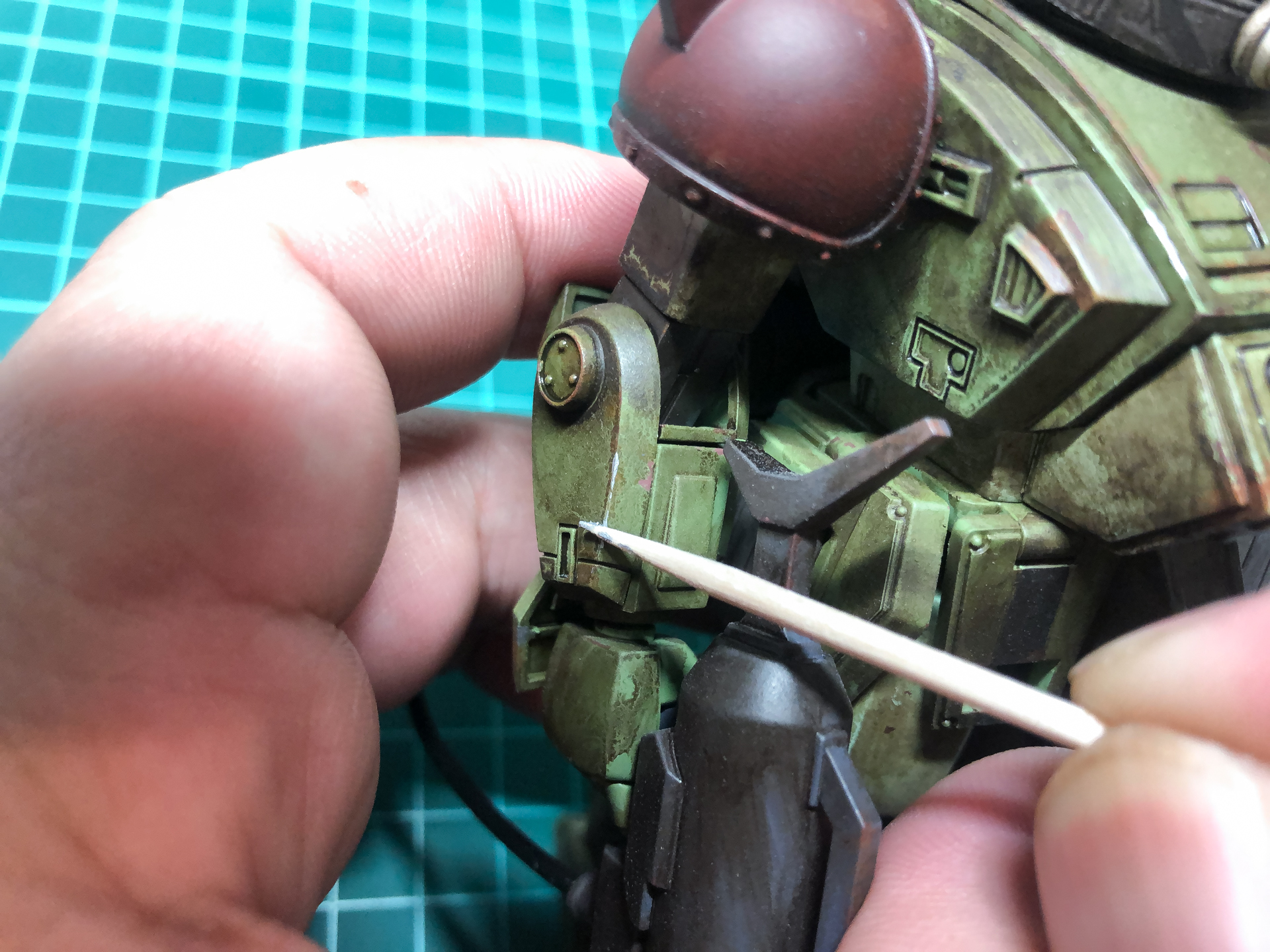 筆の代わりに爪楊枝を使用することで簡単に細かい模様を描くことができます。