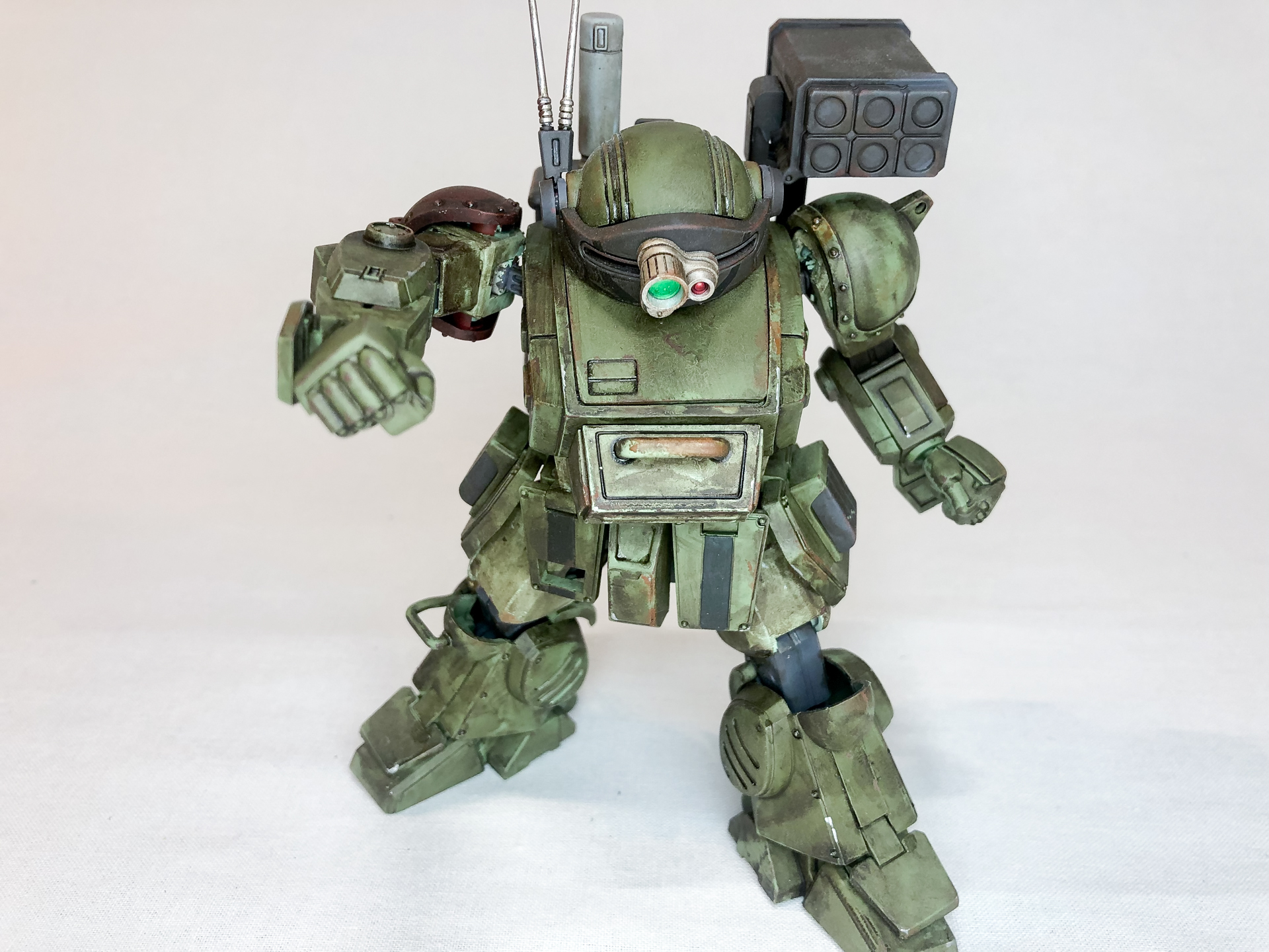 アームパンチ射出状態のポーズをしてみました。こぶしの塗装剥げの部分が本当に敵機を殴りつけたような雰囲気があります。