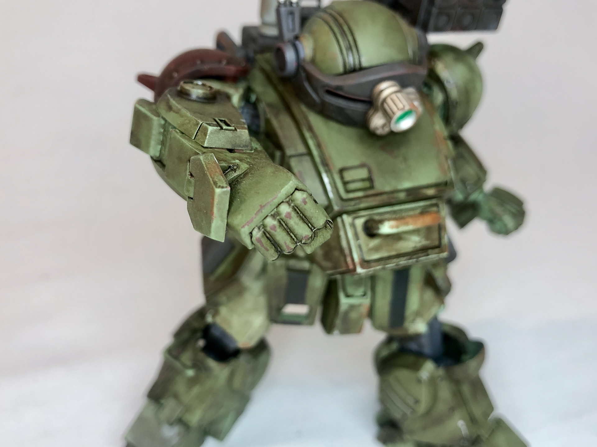 アームパンチ射出状態のポーズをしてみました。こぶしの塗装剥げの部分が本当に敵機を殴りつけたような雰囲気があります。