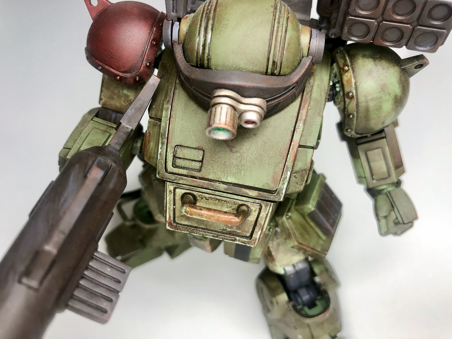 コックピットハッチの拡大。この個所は整備によるオイル溜まりが多く発生するとみてピンウォッシュを強めに施しているためよりテカリが出るようにしています。