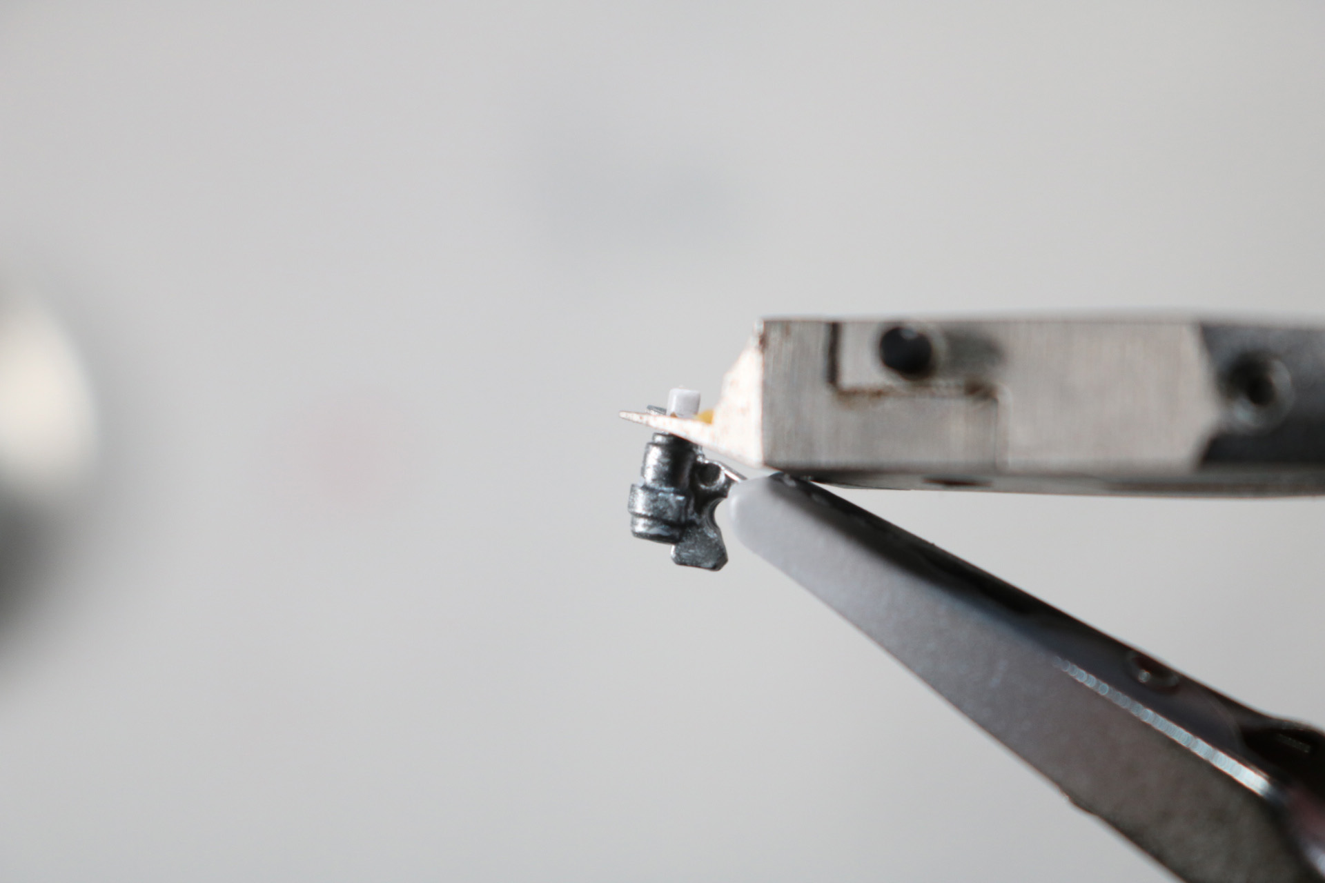 背部のノズル接続パーツの軸パーツを切り取り。デザインナイフで平面に