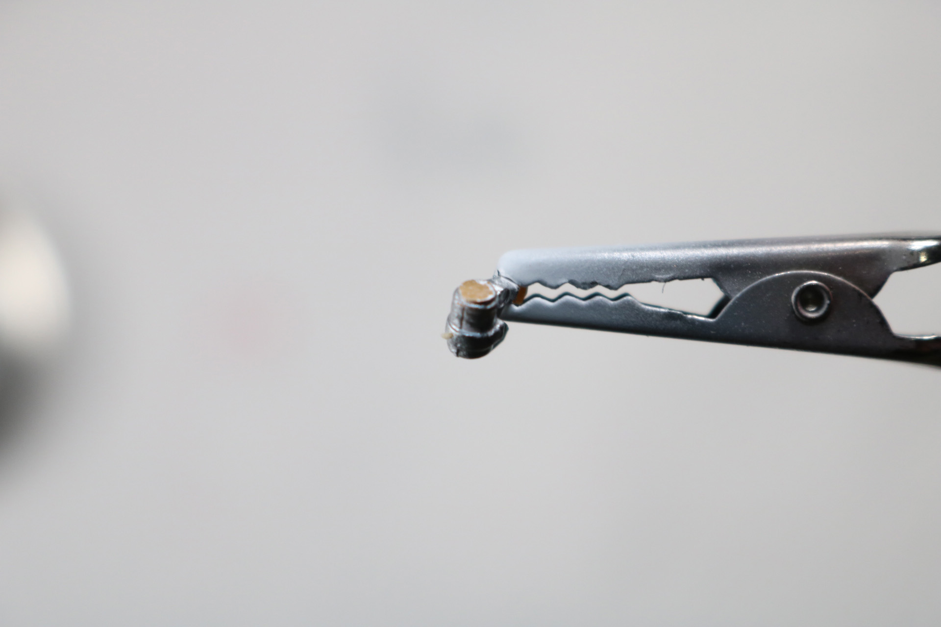 背部のノズル接続パーツの軸パーツを切り取り。デザインナイフで平面に