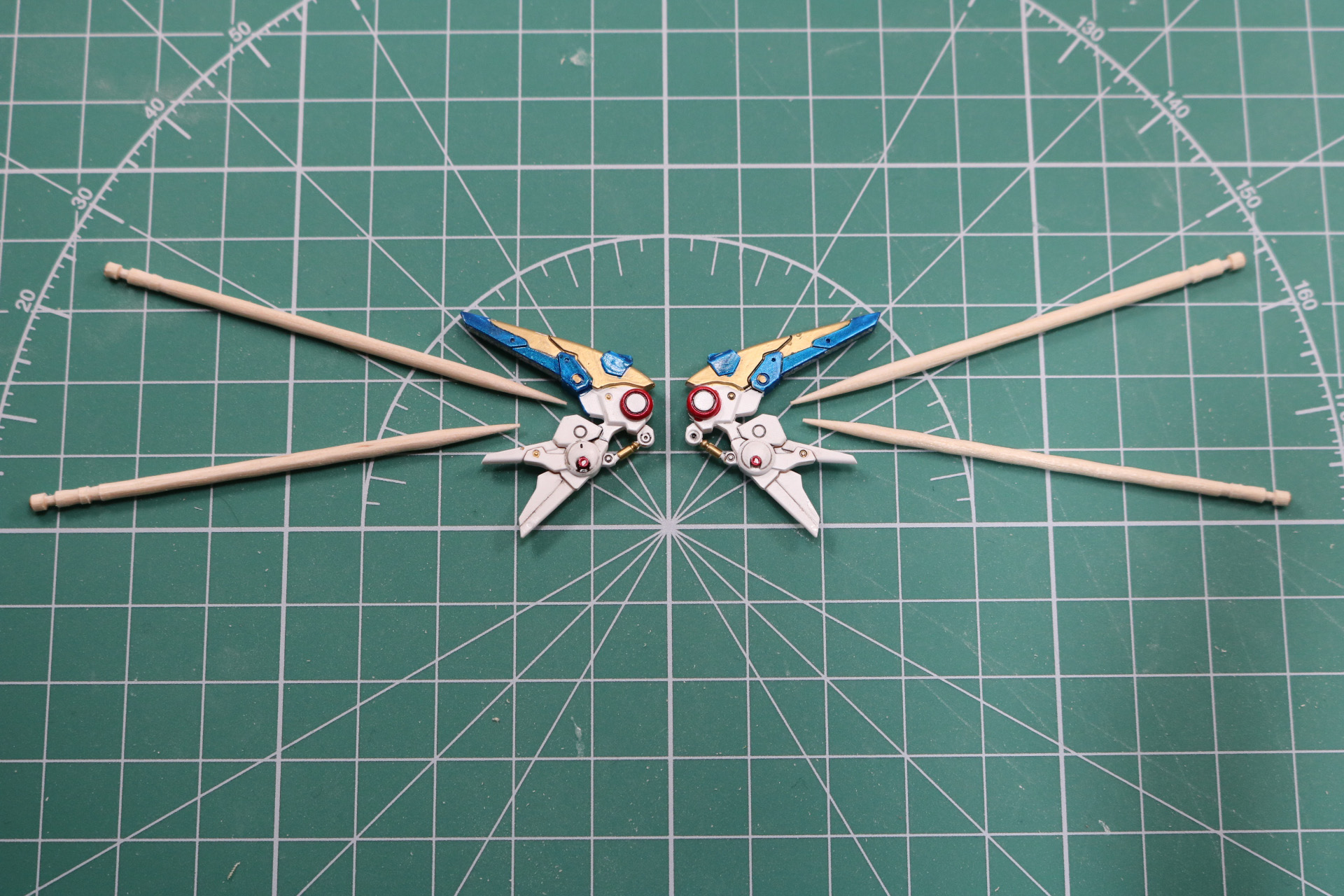 背部の「ミノフスキー・ドライブ」と爪楊枝を置いて位置を調整。爪楊枝はエフェクトのウェーブ造形をつけるために使用