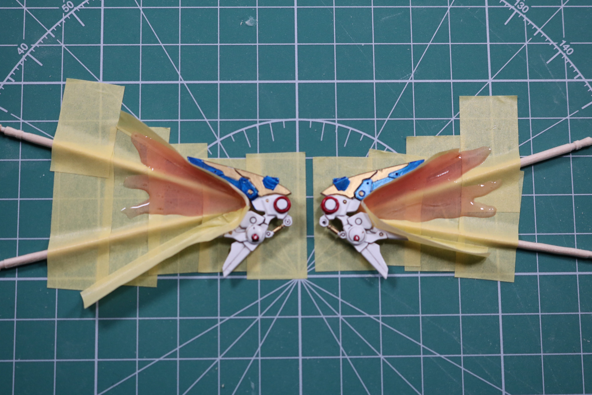 ここにクリアピンクのレジンを流し、爪楊枝で形を整える。この時ブラックライトで固めつつ、造形を調整する