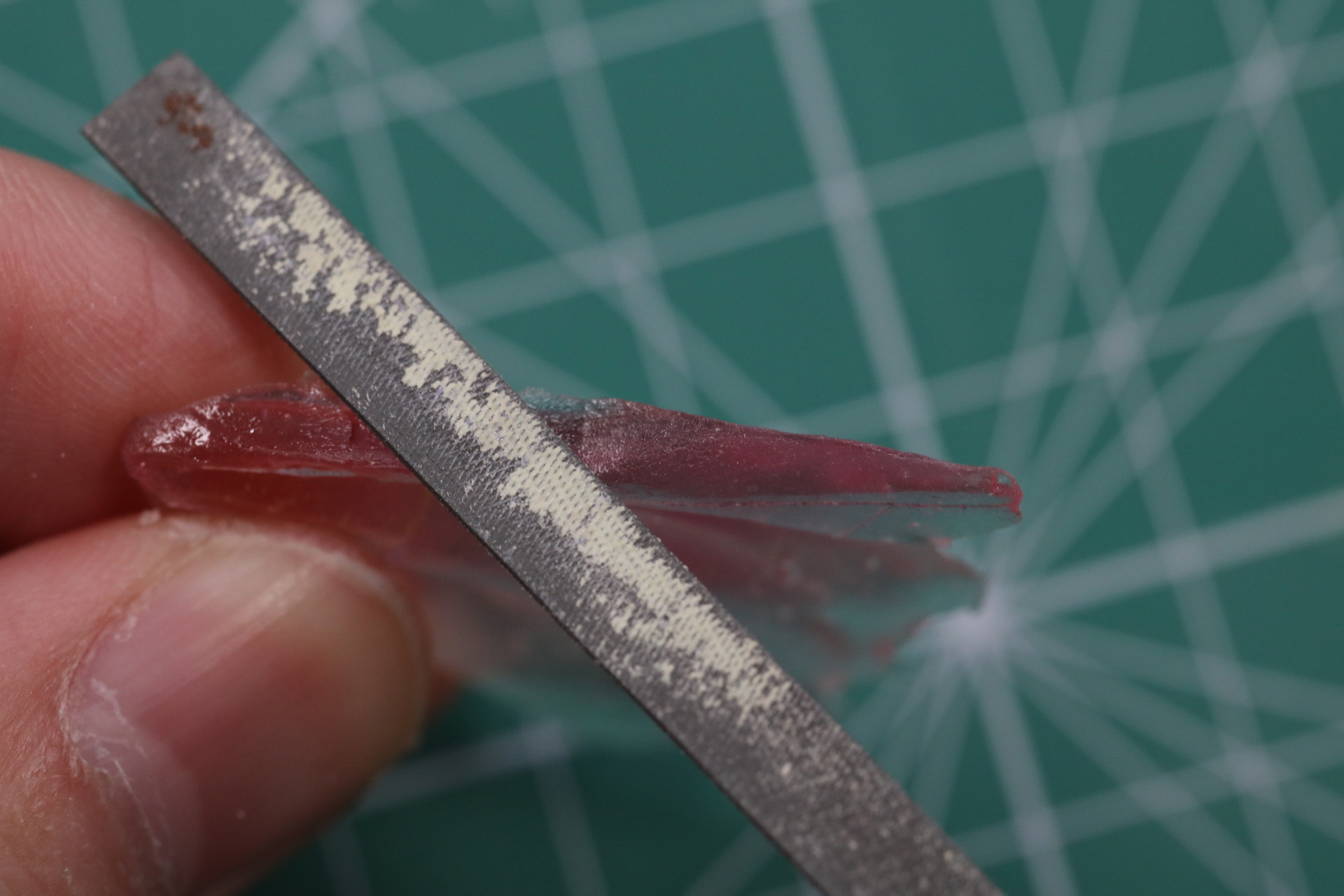 完全に硬化したら「ミノフスキー・ドライブ」の組み合わせを確認しつつ、ヤスリで側面を平らに整える