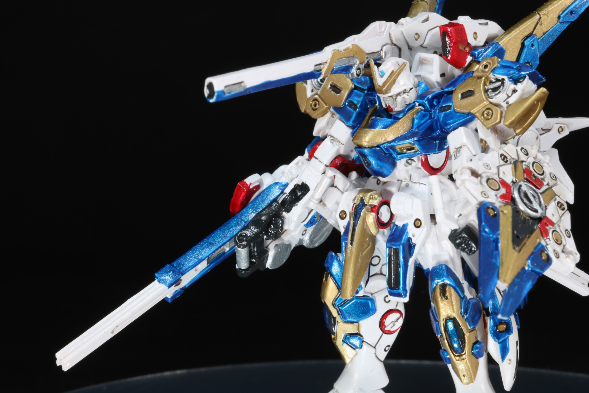 装飾テープで目元のセンサーも見える