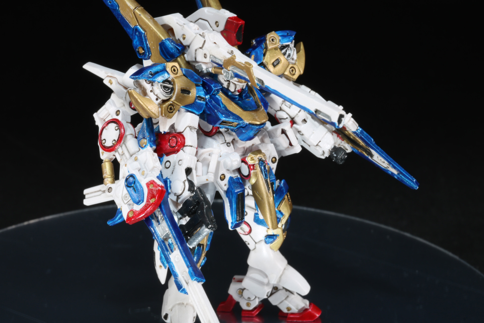 装飾テープで目元のセンサーも見える