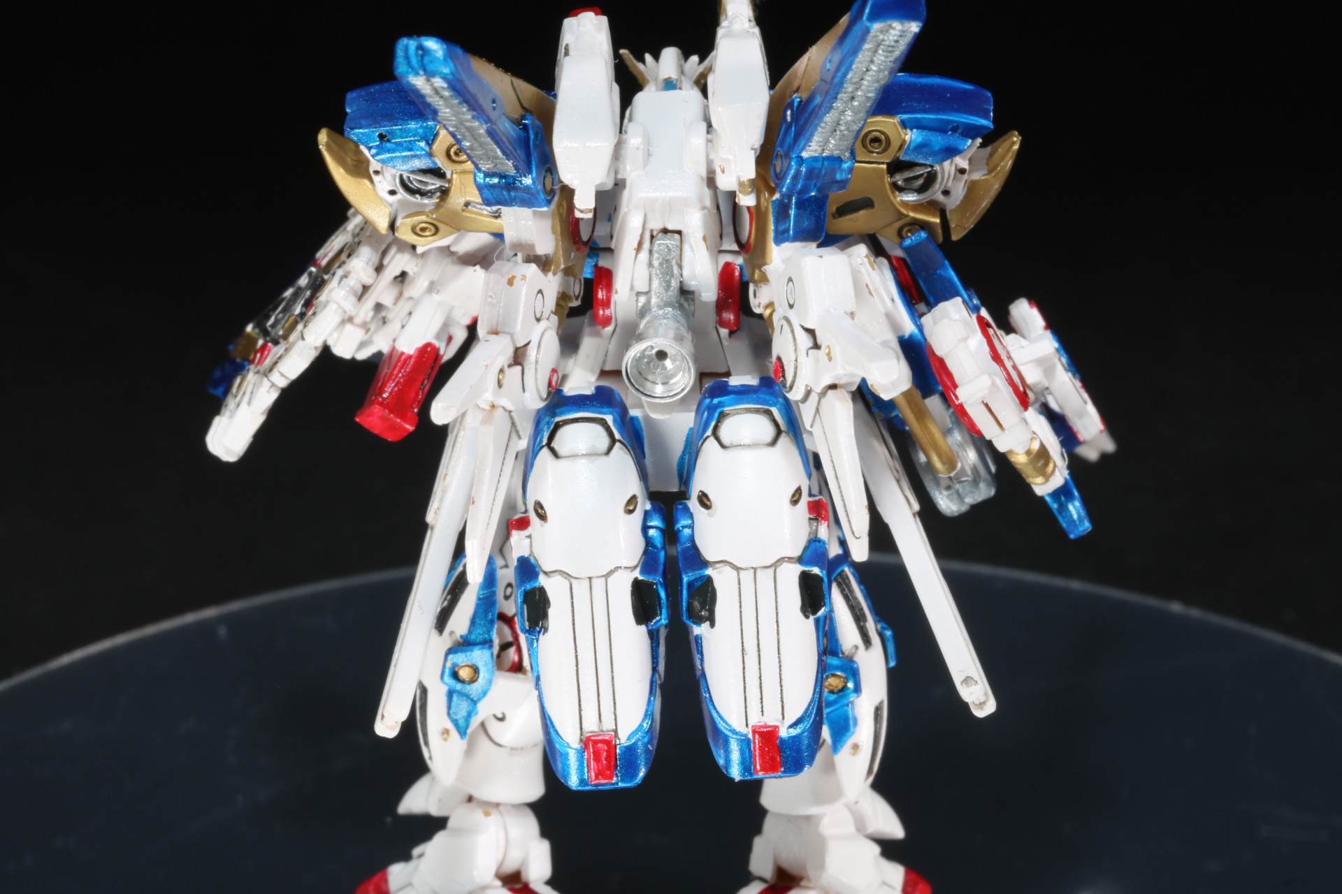 装飾テープで目元のセンサーも見える