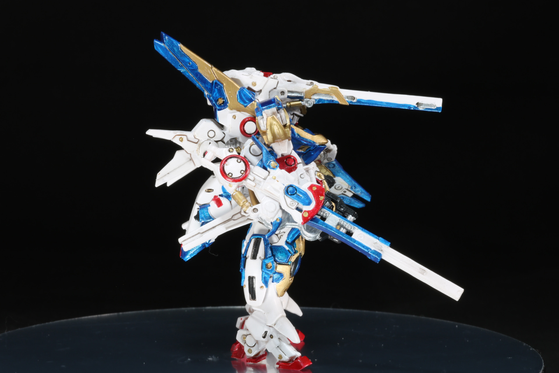 装飾テープで目元のセンサーも見える