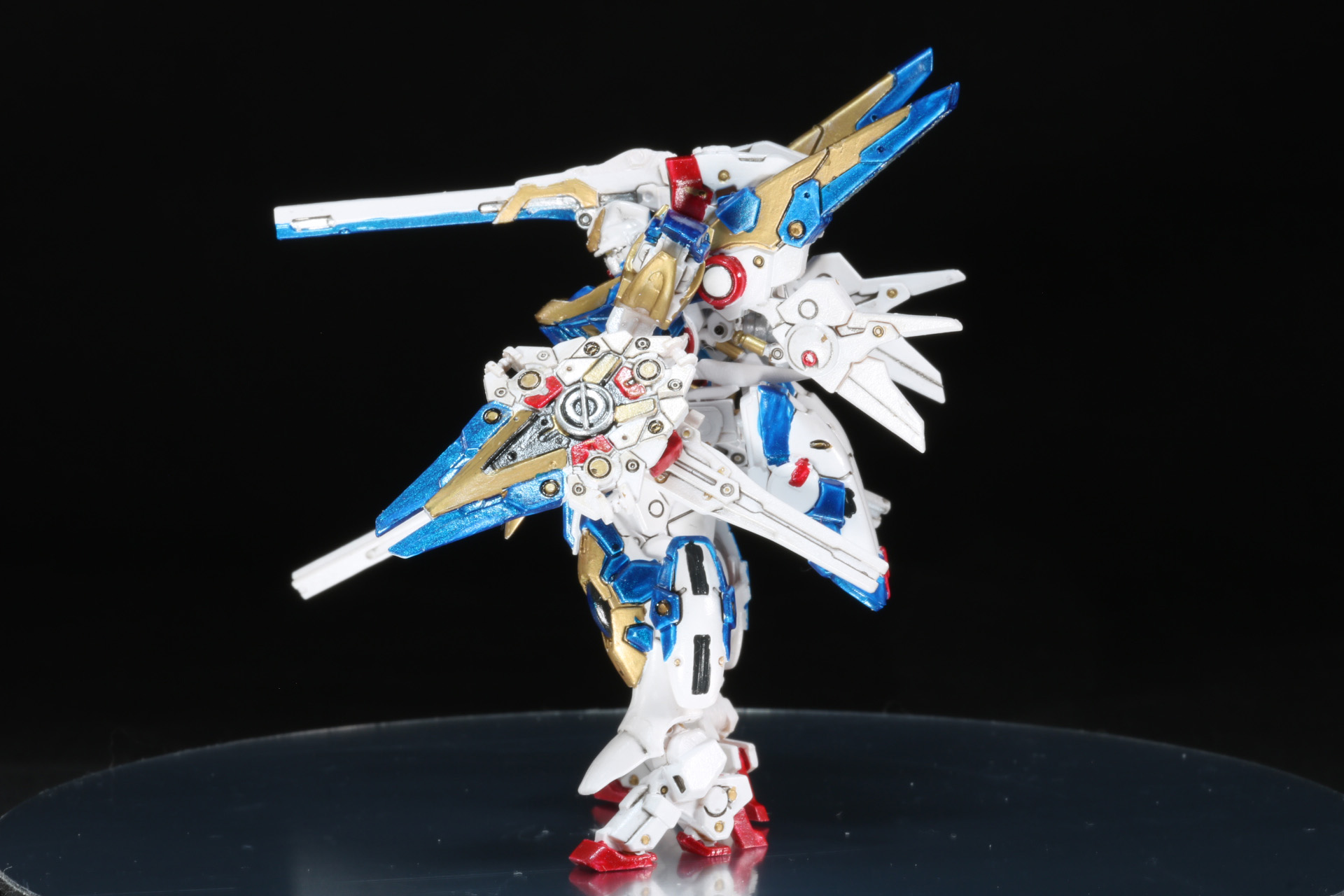 装飾テープで目元のセンサーも見える