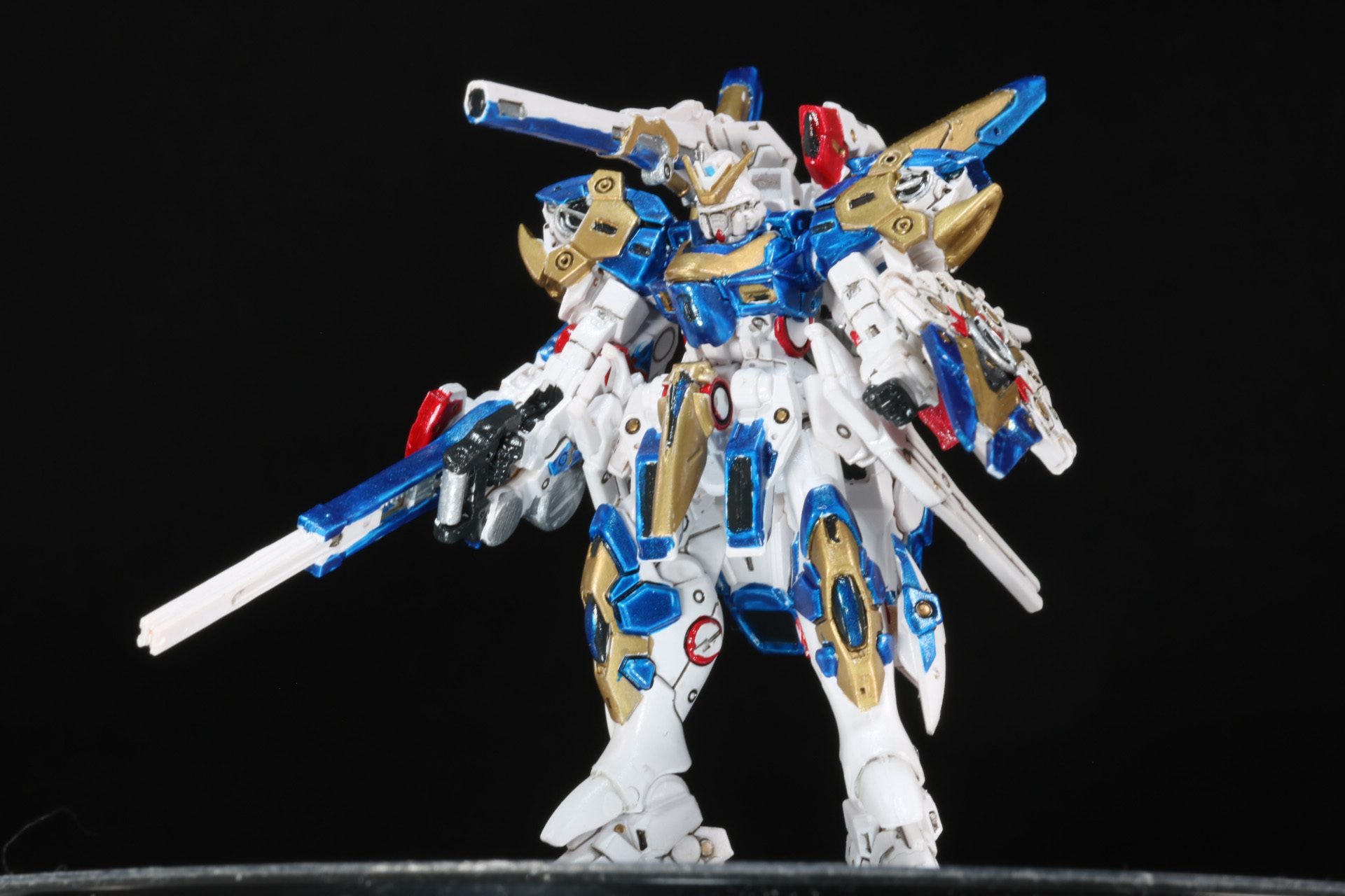 装飾テープで目元のセンサーも見える