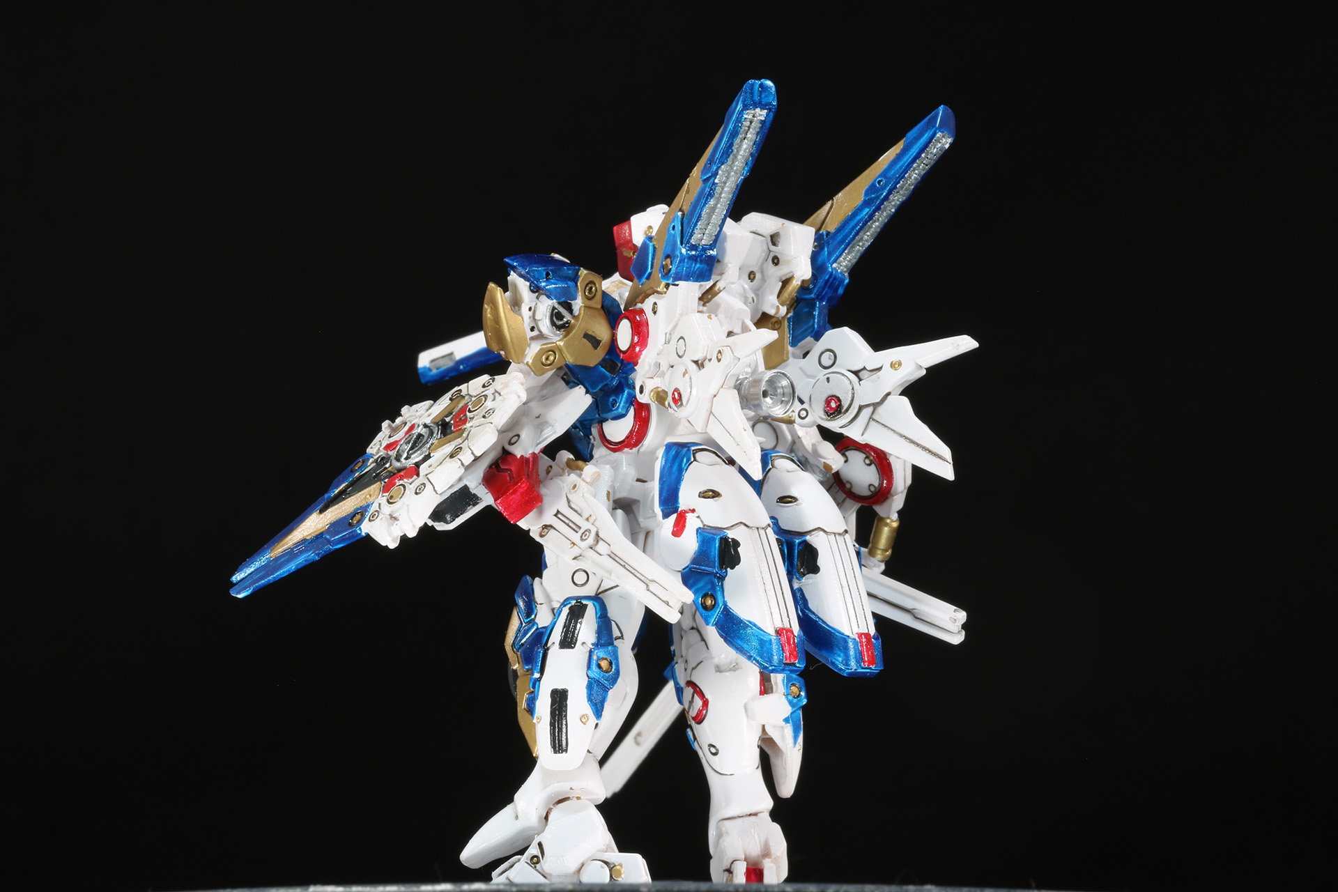 装飾テープで目元のセンサーも見える