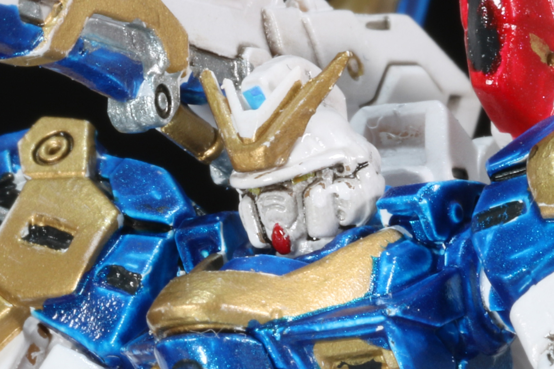 装飾テープで目元のセンサーも見える