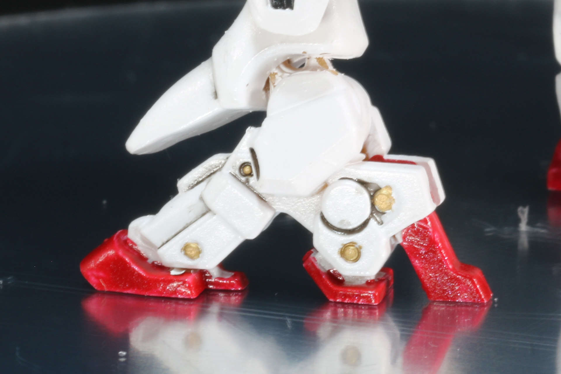 足首回りもビスのような造形に色を入れてみるとその多さがわかる