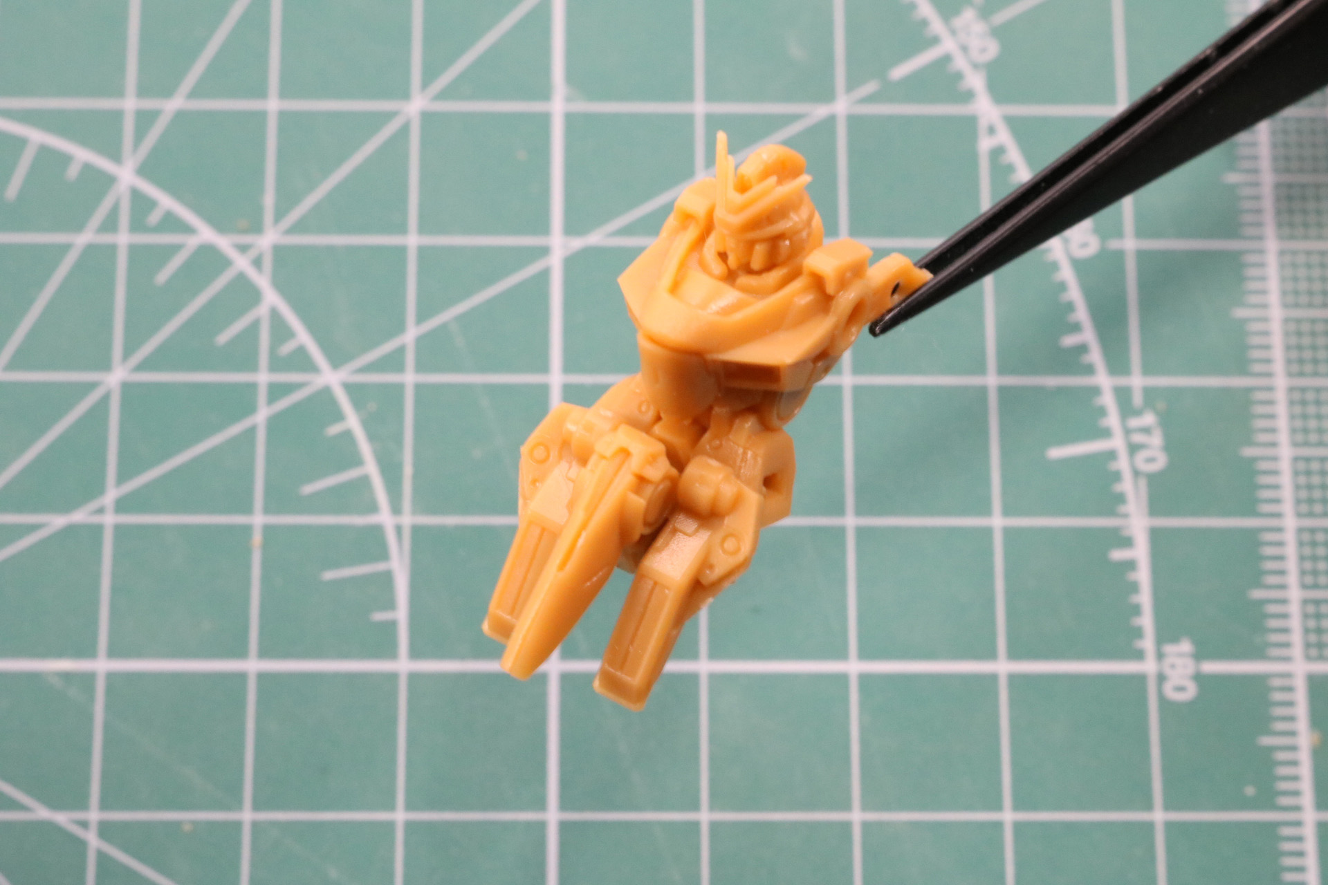 胴体のパーツはめ込み