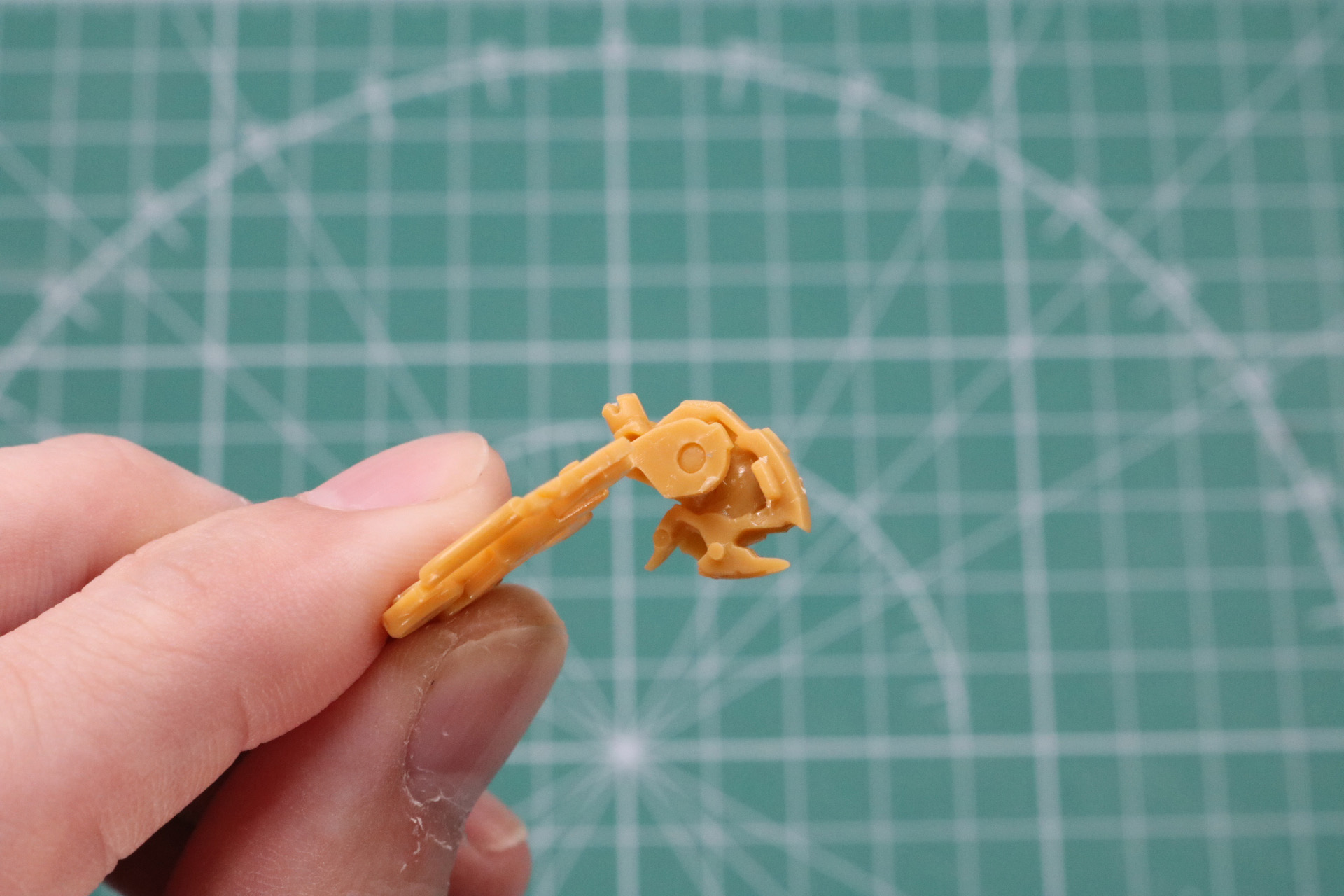 肩と腕の接続は軸固定なので、受け口をニッパーでカットし差し込めるように加工
