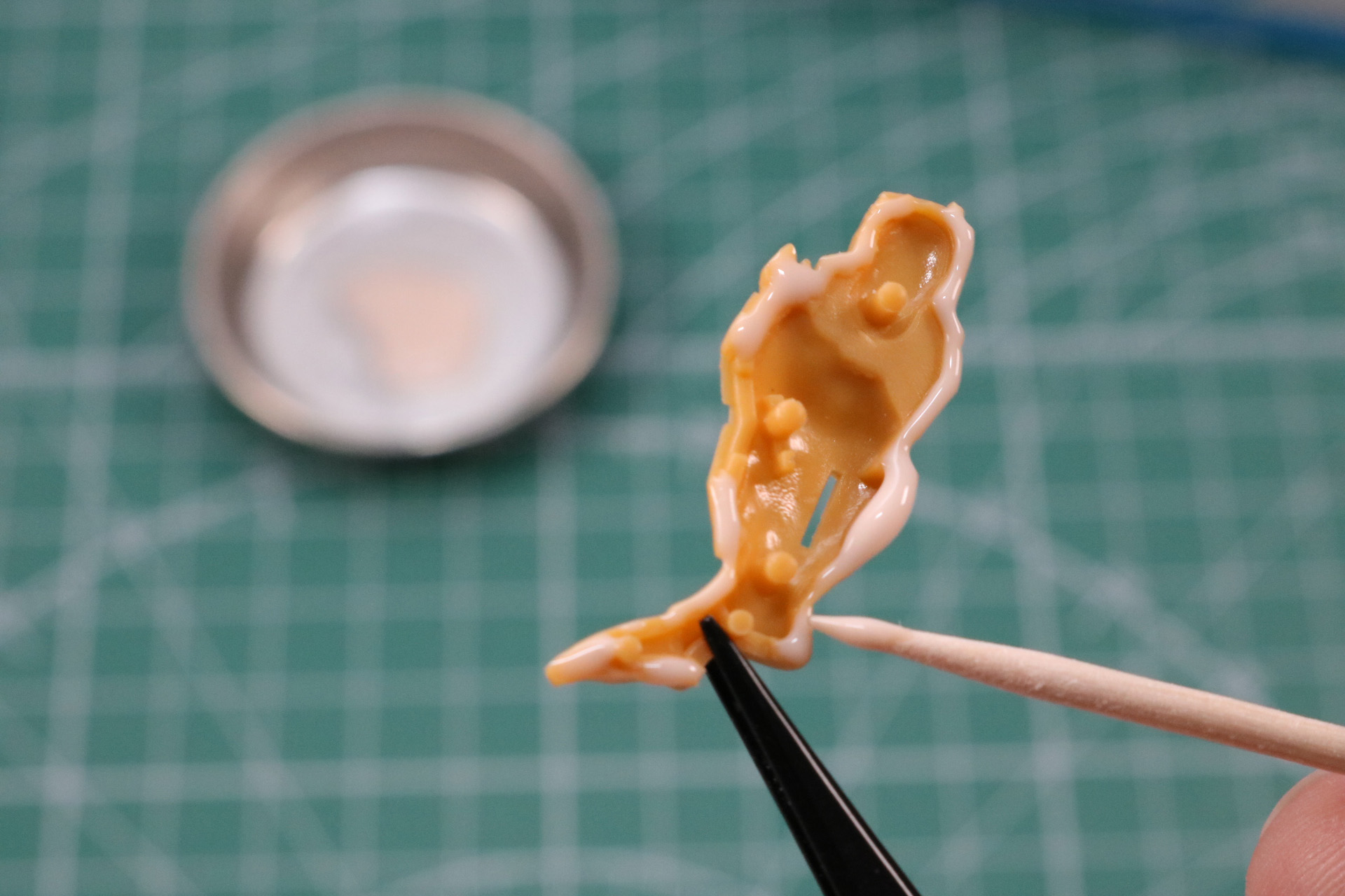 脚部はパーツの差込口の周りにパテを塗布する。パーツを合わせると余剰分のパテがはみ出し、このまま乾燥させる