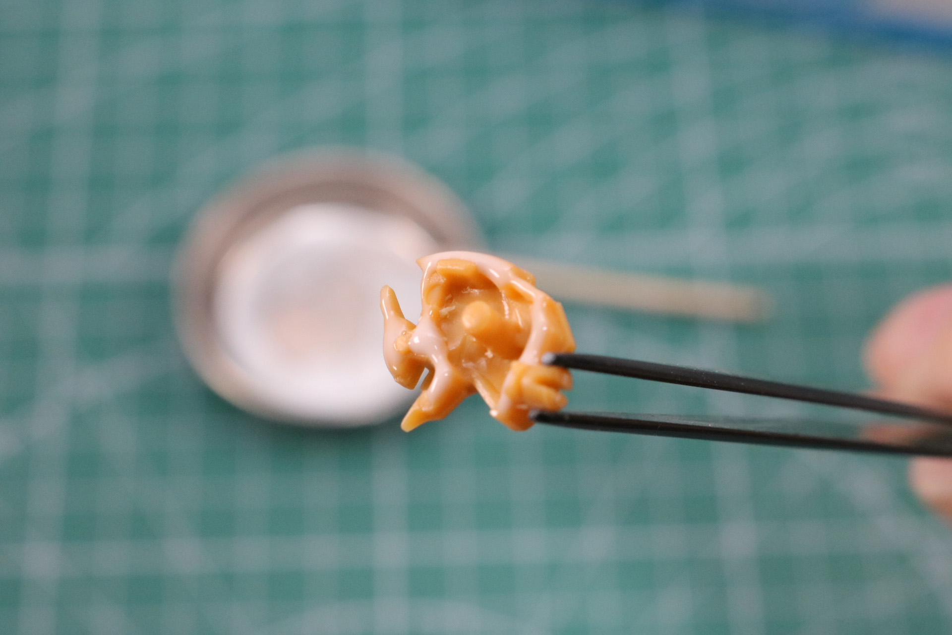 肩のアーマー部分にもパテを使用
