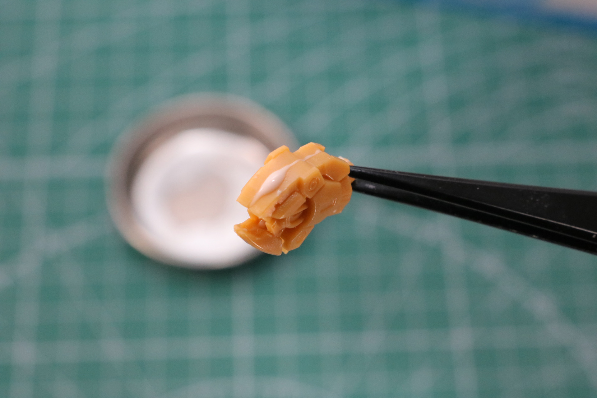 肩のアーマー部分にもパテを使用