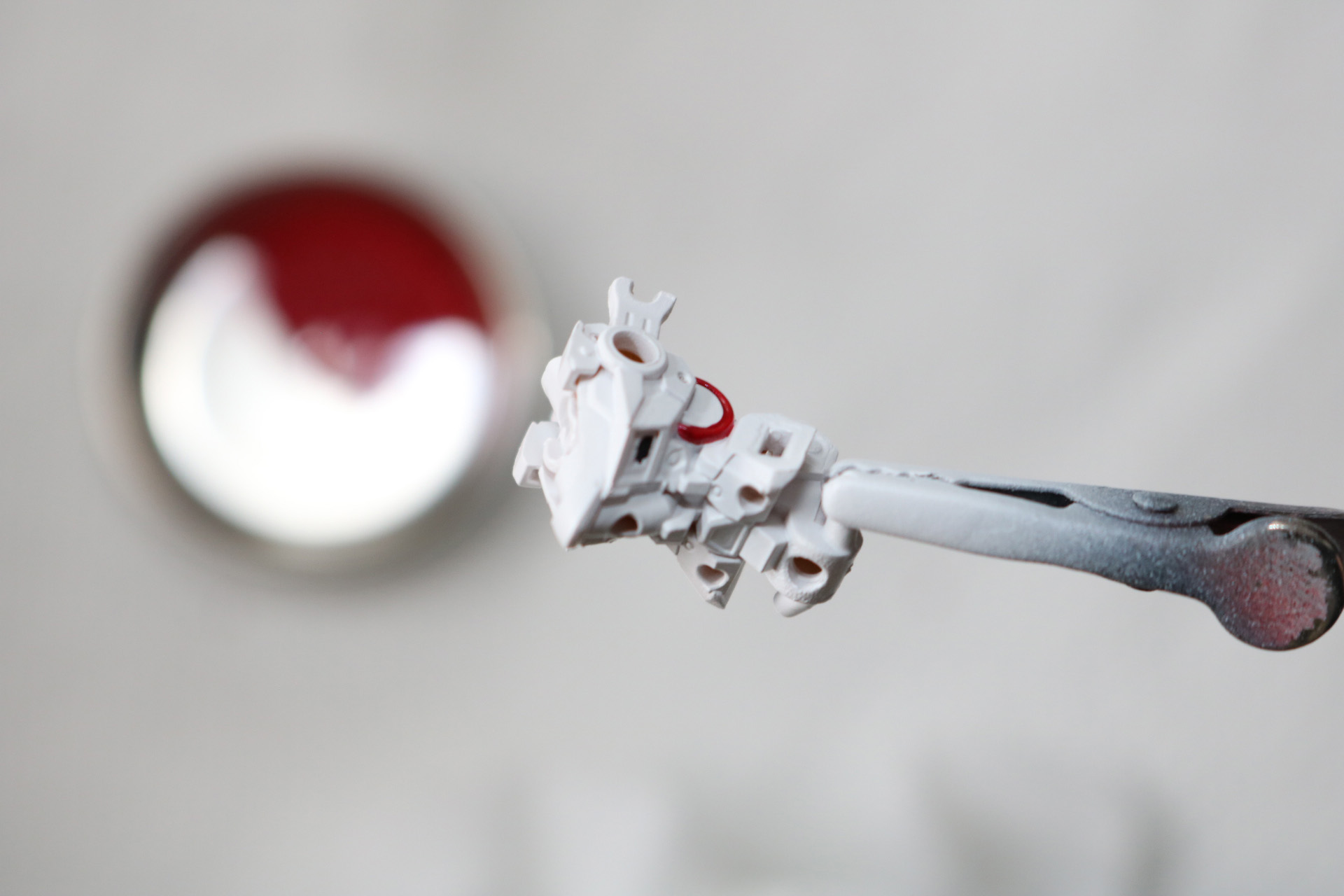 ボディもメタリックブルーが入っていくと特徴的なV字のラインと合わさって「V2ガンダム」らしい印象に