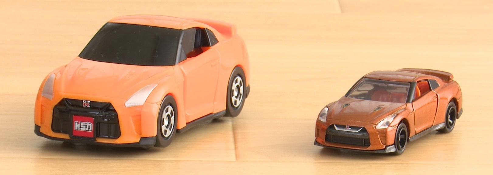 はじめてトミカ（左）とトミカ（右）