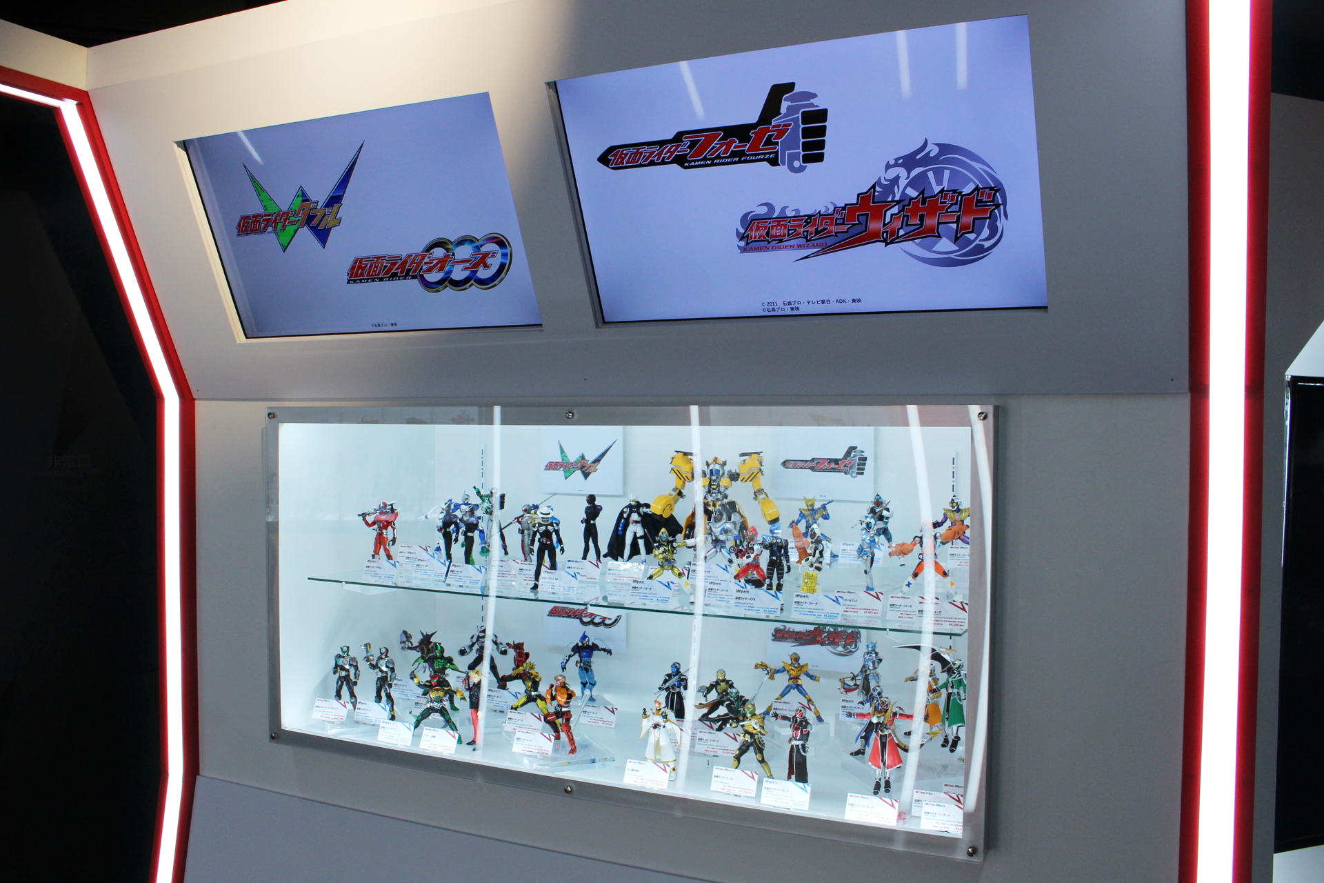 魂ネイションズ東京2階の特設コーナーの一角。S.H.Figuartsで展開された250体以上のライダーが並ぶ