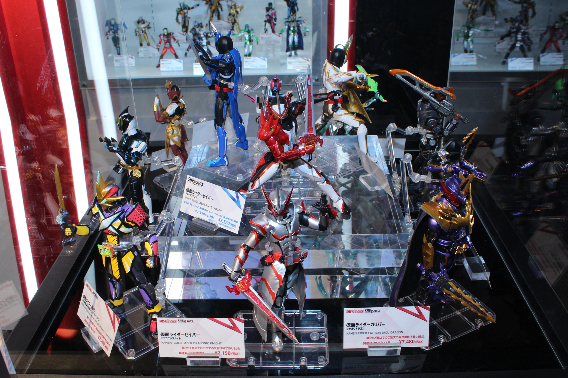 小説家にして書店の店主でもある神山飛羽真が聖剣を手にして変身する「仮面ライダーセイバー」。ファンタジックな世界観設定画大きな魅力であり、多くの剣士ライダー達が登場した。S.H.Figuartsでも多数のライダー達が発売され、剣による殺陣シーンの再現を楽しめる